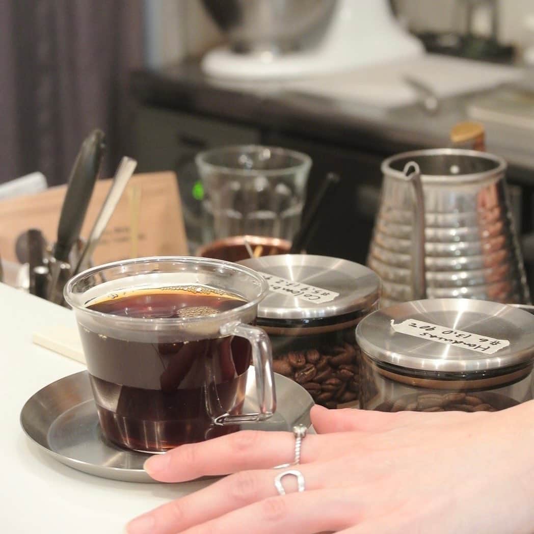 THE LOCAL ＊GoodCoffee運営店舗のインスタグラム：「⁡ ⁡ 皆さま おはようございます🤸‍♀️✨ ⁡ 久しく側転はしていませんが できるんじゃないかな？ と思えるほどの気持ち良き快晴〜！！ ⁡ さて 残り9日の営業となりました！ (私の出勤は残り8日です🥲) ⁡ 休業のことを知らずに ご来店くださる方も多いですが インスタを見て わざわざ来てくださる方も。 ⁡ 嬉しいことに 移転してからのリピーターさんも たくさんいて 本当に感謝の気持ちでいっぱいなのと 愛にあふれたお店だなあと感動の毎日。 ⁡ 皆さま〜 ありがとうございます！ ⁡ そして 昨日もお伝えしましたが 1人での営業となりますので ご提供にお時間をいただく場合がございます。 よろしくお願いいたします🤝 ⁡ 今夜も夜ローカルあります！ 11:00-18:00(L.O.17:30) 18:00-21:00(L.O.20:30) で お待ちしております☕️🍃 ⁡ 素敵な土曜日を〜🫶  special thanks 📷✨ @kaede186_25  ⁡ －－－－－－－ ⁡ ALL DAY   𝟣1:𝟢0-𝟣𝟪:𝟢𝟢(L.O.𝟣𝟩:𝟥𝟢) 夜ローカル   𝟣𝟪:𝟢𝟢-𝟤𝟣:𝟢𝟢(𝖫.𝖮.𝟤𝟢:𝟥𝟢) 　(2月→17.18.24.25) ⁡ 住所/〒𝟣𝟧𝟢-𝟢𝟢𝟢𝟣 東京都渋谷区神宮前𝟧丁目𝟥𝟢-𝟥 ニューアートビル𝟤階 ⁡ #thelocaltokyo#thelocalcoffeestand #goodcoffee」