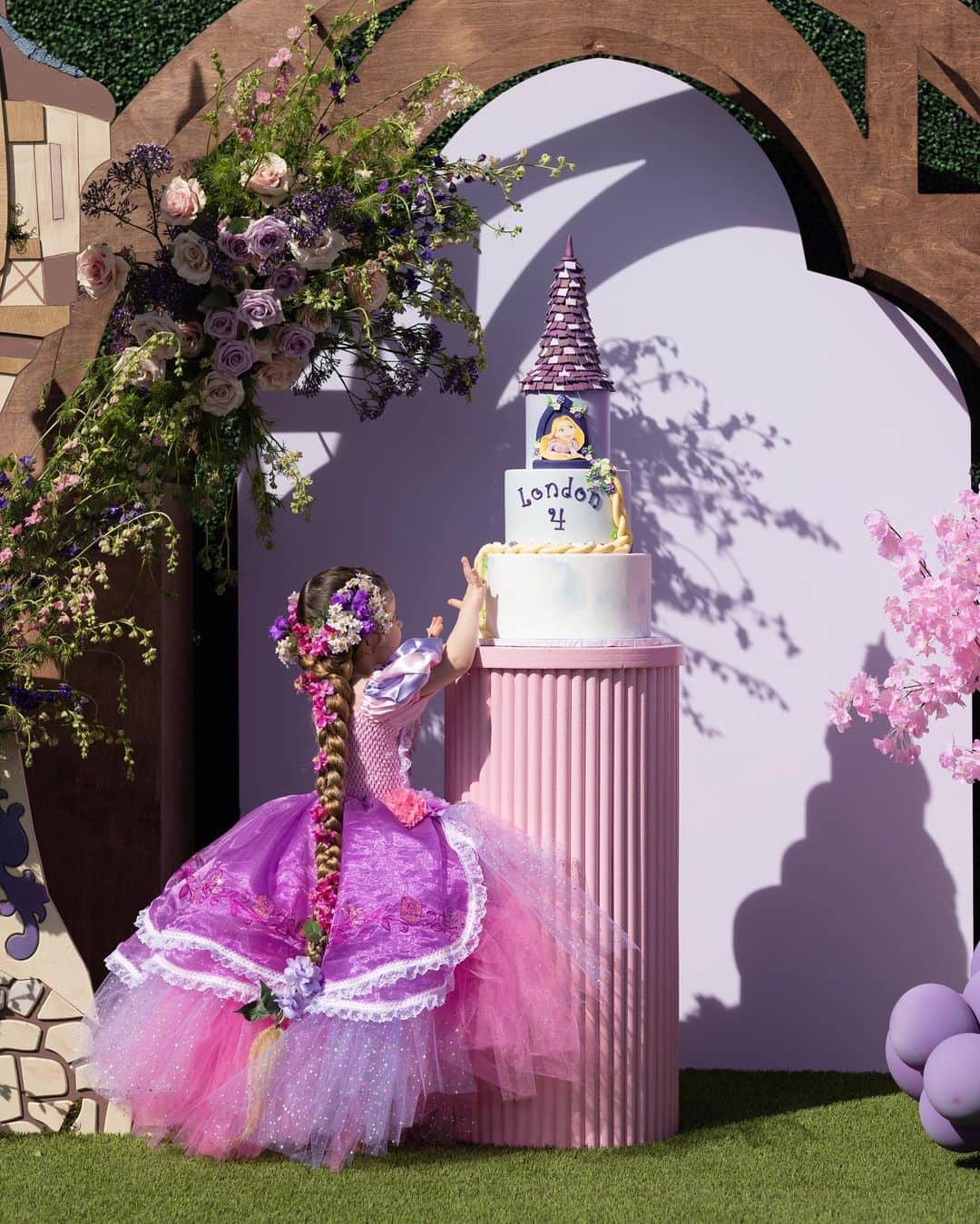 メリッサ・モリナロのインスタグラム：「London’s 4th Birthday Party Loading...  Vendors-  Planning + Design: @stay.goldendesign  Bounce house + Ballpit: @whatsbouncing Cake: @cakestudiola  Backdrop: @papergardenxoxo  Rentals: @rentalavenue  Florals: @gg.fiore  Ballons: @skyballoonbar  Signage: @glamcelebration  Craft: @createandcelebratekids  Catering @maravillalatincuisine  Mini Pancake Cart: @lolisminipancakes  Drink Cart: @lolisminipancakes  Charcuterie: @grazemeaway_la  DJ: @a.c.thecoldest  Bartender: @martinigirls  Princess Rapunzel & Flynn @wishespartyentertainment」
