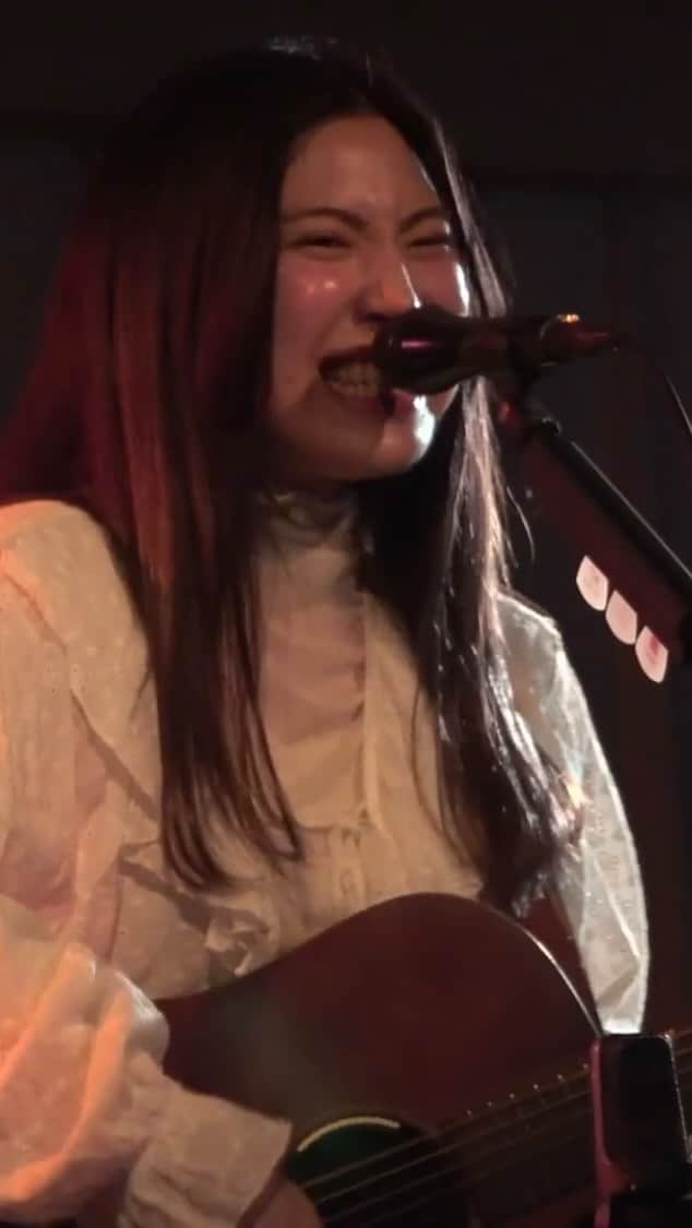 鈴木友里絵のインスタグラム：「＼ワンマンダイジェスト🎥／  2/12@下北沢440 鈴木友里絵ワンマンショー『HAPPY 30th BIRTHDAY!』  バースデーワンマンの配信アーカイブは本日が最終日です😳🔥  盛り沢山19曲💪聴き応えばっちし👌✨  最後の時間まで、目一杯観てね楽しんでね😍💓  まだ観てない方も、チケットは本日の20:59まで買えるよ✨🎟 📺https://eplus.jp/sf/detail/3788750001-P0030001 ※配信チケットURLは、ストーリーまたはハイライトの2/12のところから飛べます🛩  私も思わずお気に入り場面でダイジェスト作っちゃいました！笑☺️  どのシーンも大切な思い出💐 幸せな誕生日だったなぁ☺️💓」