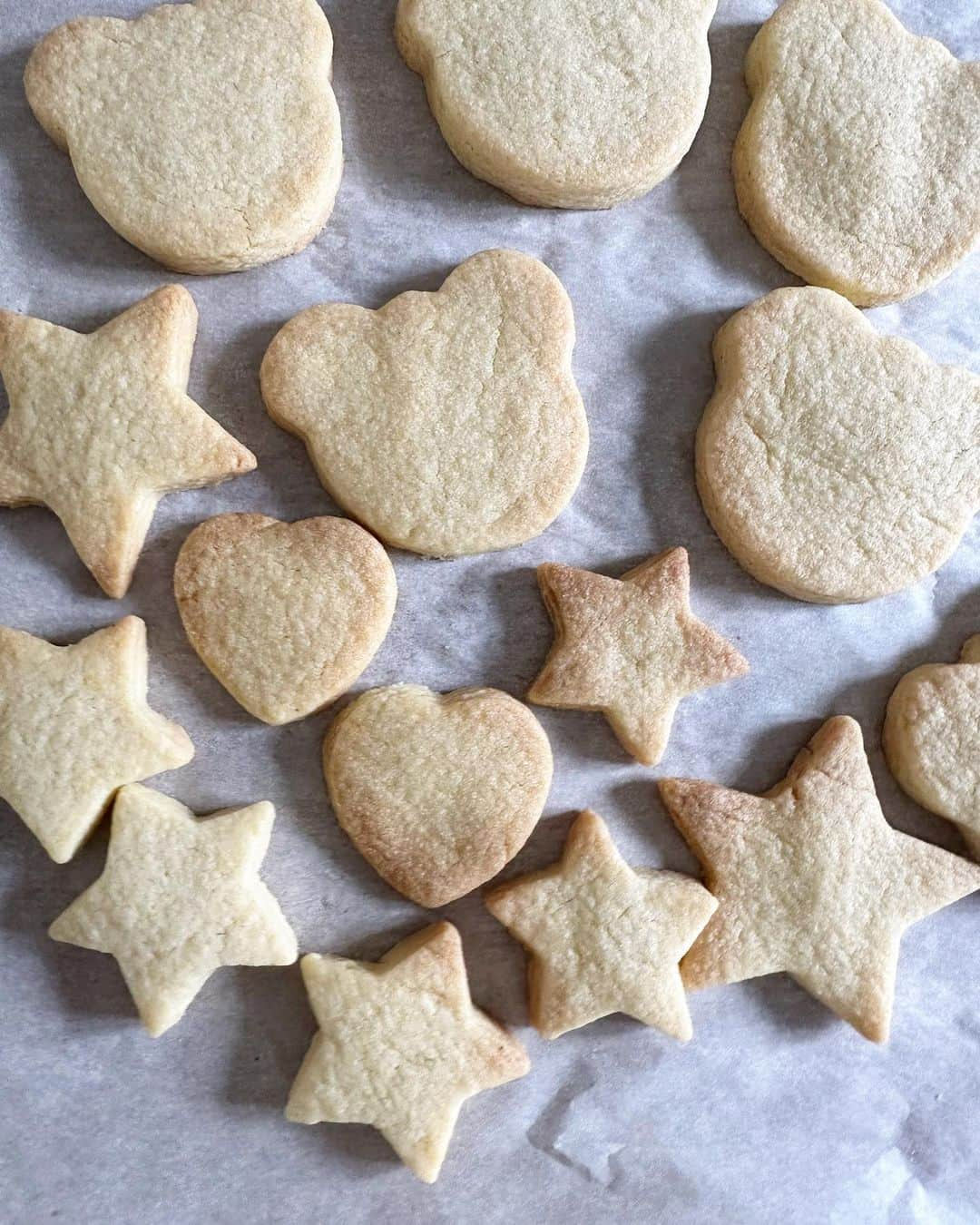 二瓶藍菜さんのインスタグラム写真 - (二瓶藍菜Instagram)「パパへ👧🏻→👨🏻  初めてのお菓子作り.🥣👧🏻 パパやいつもお世話になってる 皆に配ったよ🛍 2歳の🍫𝐕𝐀𝐋𝐄𝐍𝐓𝐈𝐍𝐄🍪🧸 食べる時は一緒にカンパーイ🫶🏻  #2歳　#娘　#2歳差育児 #バレンタイン　#バレンタイン手作り #Valentine #２月　#セリア　#セリア優秀すぎる」2月18日 9時53分 - aina.17