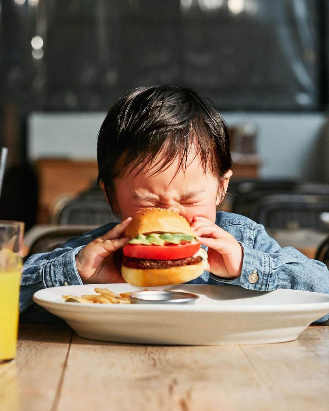 TRUNK(HOTEL)のインスタグラム：「Burgers are our love language. A kid's happiness needs no reason.   #trunk #trunkhotel #trunklounge #socializing #hotel #tokyo #jingumae #harajuku #kitchen #burger #lunch #happiness」