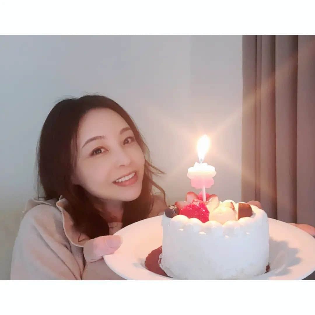 インリンのインスタグラム：「47歳になりましたよ〜🎂🎉歳どんどんとってしまいます💦あと3年で50代に突入するなんて信じられませ〜ん(^_^;)最近…カメラマンをしていた父に写真を撮ってもらうのが大好きな子供の頃を思い出し、当時の写真をよく見たりします☺懐かしいなぁとかって思って…♪  #誕生日 #47歳 #3児ママ #2歳の私 #台湾 #台北」