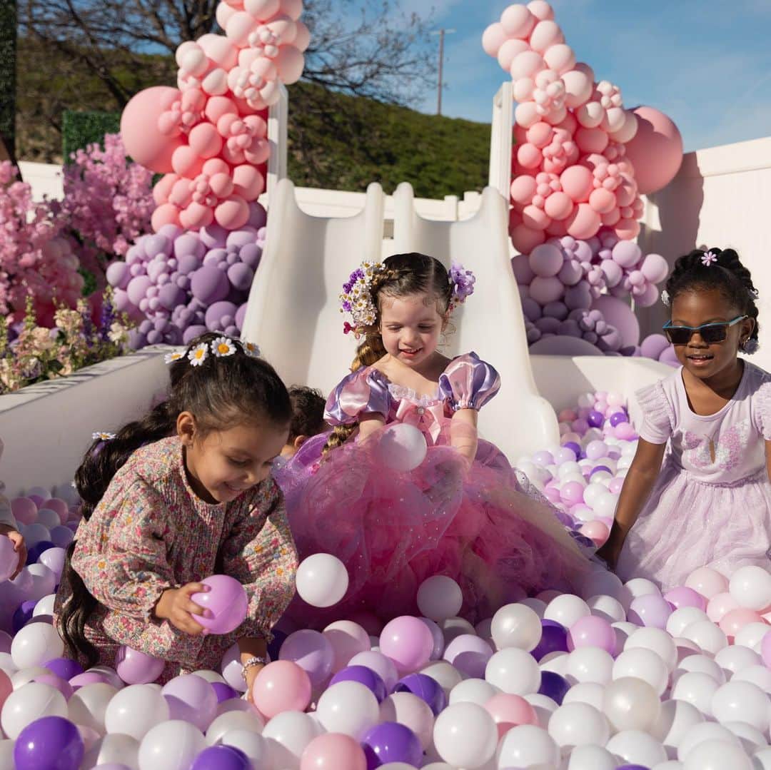 メリッサ・モリナロさんのインスタグラム写真 - (メリッサ・モリナロInstagram)「London’s 4th Birthday Party Loading...  Vendors-  Planning + Design: @stay.goldendesign  Bounce house + Ballpit: @whatsbouncing Cake: @cakestudiola  Backdrop: @papergardenxoxo  Rentals: @rentalavenue  Florals: @gg.fiore  Ballons: @skyballoonbar  Signage: @glamcelebration  Craft: @createandcelebratekids  Catering @maravillalatincuisine  Mini Pancake Cart: @lolisminipancakes  Drink Cart: @lolisminipancakes  Charcuterie: @grazemeaway_la  DJ: @a.c.thecoldest  Bartender: @martinigirls  Princess Rapunzel & Flynn @wishespartyentertainment」2月18日 10時13分 - melissamolinaro