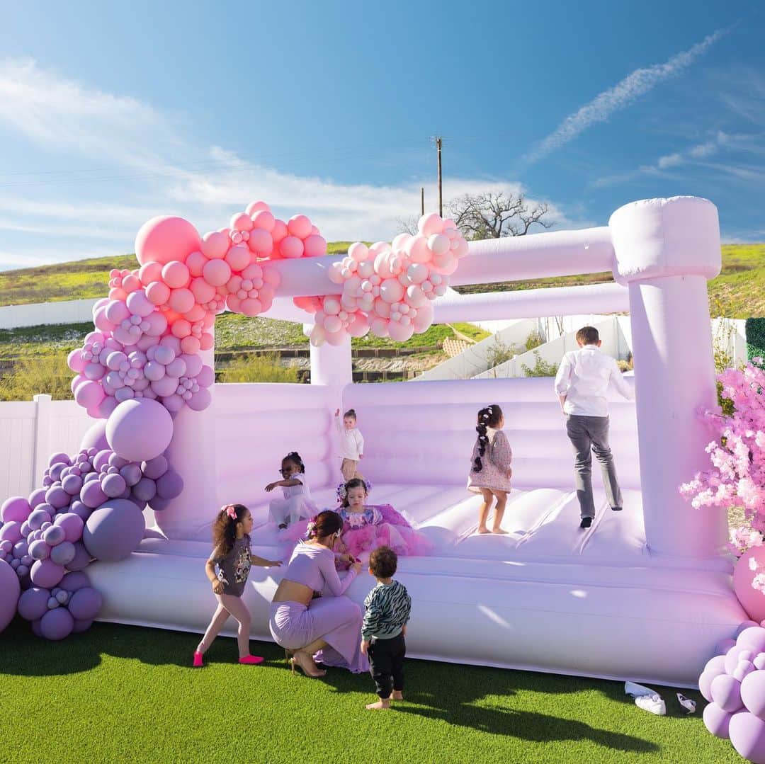 メリッサ・モリナロさんのインスタグラム写真 - (メリッサ・モリナロInstagram)「London’s 4th Birthday Party Loading...  Vendors-  Planning + Design: @stay.goldendesign  Bounce house + Ballpit: @whatsbouncing Cake: @cakestudiola  Backdrop: @papergardenxoxo  Rentals: @rentalavenue  Florals: @gg.fiore  Ballons: @skyballoonbar  Signage: @glamcelebration  Craft: @createandcelebratekids  Catering @maravillalatincuisine  Mini Pancake Cart: @lolisminipancakes  Drink Cart: @lolisminipancakes  Charcuterie: @grazemeaway_la  DJ: @a.c.thecoldest  Bartender: @martinigirls  Princess Rapunzel & Flynn @wishespartyentertainment」2月18日 10時13分 - melissamolinaro