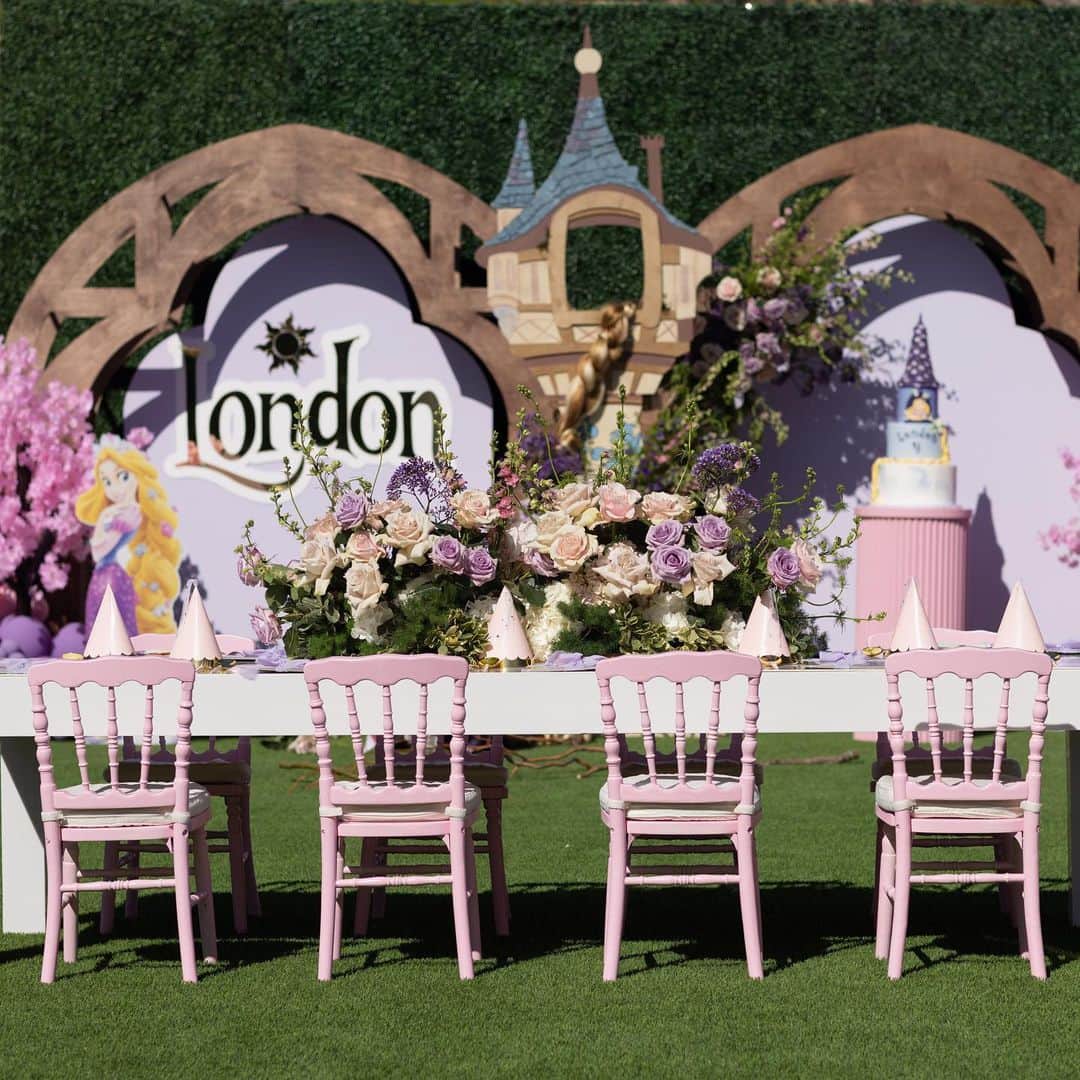 メリッサ・モリナロのインスタグラム：「London’s 4th Birthday Party Loading...  Vendors-  Planning + Design: @stay.goldendesign  Bounce house + Ballpit: @whatsbouncing Cake: @cakestudiola  Backdrop: @papergardenxoxo  Rentals: @rentalavenue  Florals: @gg.fiore  Ballons: @skyballoonbar  Signage: @glamcelebration  Craft: @createandcelebratekids  Catering @maravillalatincuisine  Mini Pancake Cart: @lolisminipancakes  Drink Cart: @lolisminipancakes  Charcuterie: @grazemeaway_la  DJ: @a.c.thecoldest  Bartender: @martinigirls  Princess Rapunzel & Flynn @wishespartyentertainment」