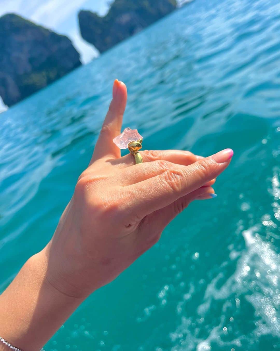 のインスタグラム：「Rose quartz ローズクォーツは愛の石 ありのままの自分を許して愛する石です🌹 自信がない 自分が嫌い 優しくなれない 卑屈 ネガティヴ 人間だから胸を張れない自分の時ってありますよね…🥀 そんな時にお守り気分でつけたいな✨🍀」
