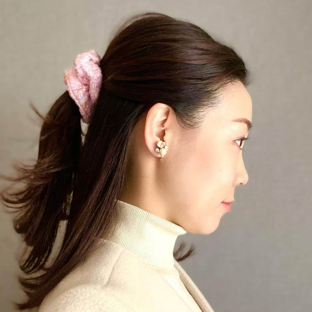 菜那くららさんのインスタグラム写真 - (菜那くららInstagram)「🪡🎀✨  沢山ご注文を頂き、 Whiteのトートバッグは sold outとなりました✨  他の商品もありがたい事に予約販売数、 残り僅かとなっております🥺💓  商品をお気に入り登録して下さってる方、 気になってる方はお早めに🤍💛💗  【ツイードトートバッグ】 【ツイードシュシュ】  画像は、 春色ピンクのシュシュでハーフアップを🌸  @nana_no_moe_handmade #𝖭ā𝗇ā𝗇𝗈𝗆𝗈𝖾 #𝗇𝖺𝗇𝖺_𝗇𝗈_𝗆𝗈𝖾 #ハンドメイド#ハンドメイドショップ #𝗁𝖺𝗇𝖽𝗆𝖺𝖽𝖾 #ウェットティッシュケース #ウェットティッシュケースデコ #トートバッグ#ツイードバッグ #シュシュ#ツイード #ヘアアクセサリー #オンラインショップ #菜那くらら」2月18日 10時27分 - nana_kurara