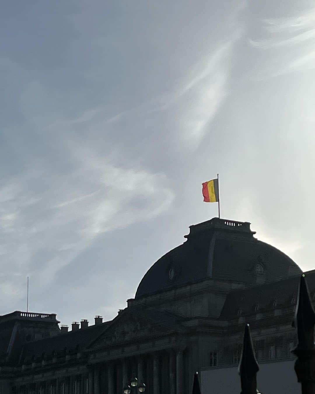 塩見綾乃さんのインスタグラム写真 - (塩見綾乃Instagram)「・ 🇧🇪 IFAM Gent Indoor🇧🇪  2023.1.30〜2.6 2レース目は、怖さが出てしまって攻めることができず、不完全燃焼で終わってしまいました。何もできなかった悔しさと情けなさが残ったレースとなりました。でも、次やるべきことが明確になったレースでもありました💡  ブリュッセル⇄ヘント アート？っていうぐらいレベルの高い落書きが街中から電車にまで🚃 世界遺産グランプラスはいつ見ても綺麗 グランプラスを目印にしがち ムール貝量多すぎ🐚 どこでもセットでフリッツ🍟 しょんべん小僧滞在時間2分？笑 チョコとワッフルのお店のリサーチは抜かりなく🍫🧇 朝食のコーヒーはベルギーが1番美味しかった☕️」2月18日 10時56分 - shioajiiii