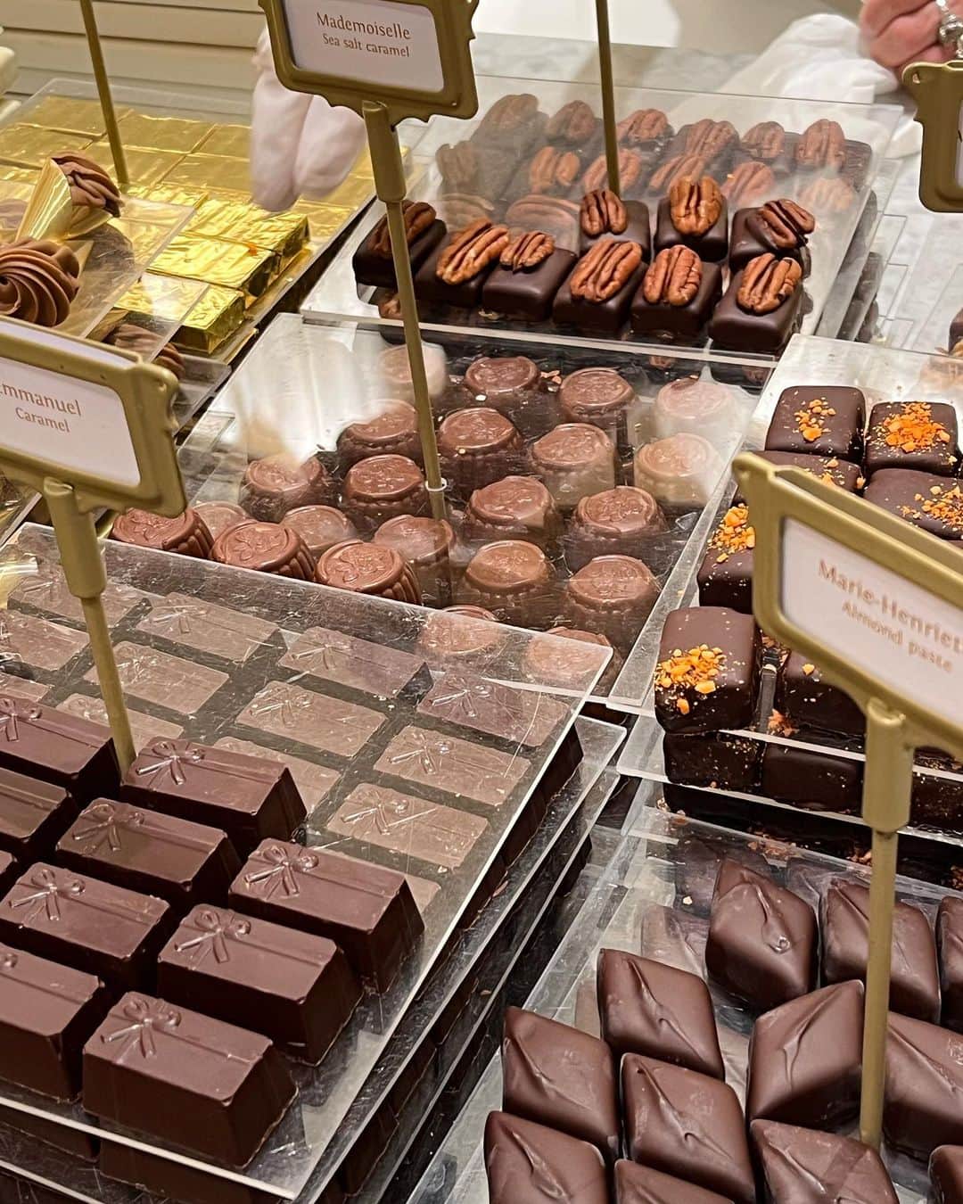 塩見綾乃さんのインスタグラム写真 - (塩見綾乃Instagram)「・ 🇧🇪 IFAM Gent Indoor🇧🇪  2023.1.30〜2.6 2レース目は、怖さが出てしまって攻めることができず、不完全燃焼で終わってしまいました。何もできなかった悔しさと情けなさが残ったレースとなりました。でも、次やるべきことが明確になったレースでもありました💡  ブリュッセル⇄ヘント アート？っていうぐらいレベルの高い落書きが街中から電車にまで🚃 世界遺産グランプラスはいつ見ても綺麗 グランプラスを目印にしがち ムール貝量多すぎ🐚 どこでもセットでフリッツ🍟 しょんべん小僧滞在時間2分？笑 チョコとワッフルのお店のリサーチは抜かりなく🍫🧇 朝食のコーヒーはベルギーが1番美味しかった☕️」2月18日 10時56分 - shioajiiii