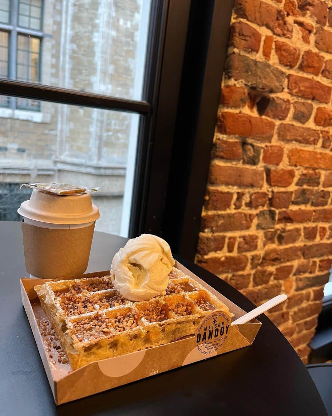 塩見綾乃さんのインスタグラム写真 - (塩見綾乃Instagram)「・ 🇧🇪 IFAM Gent Indoor🇧🇪  2023.1.30〜2.6 2レース目は、怖さが出てしまって攻めることができず、不完全燃焼で終わってしまいました。何もできなかった悔しさと情けなさが残ったレースとなりました。でも、次やるべきことが明確になったレースでもありました💡  ブリュッセル⇄ヘント アート？っていうぐらいレベルの高い落書きが街中から電車にまで🚃 世界遺産グランプラスはいつ見ても綺麗 グランプラスを目印にしがち ムール貝量多すぎ🐚 どこでもセットでフリッツ🍟 しょんべん小僧滞在時間2分？笑 チョコとワッフルのお店のリサーチは抜かりなく🍫🧇 朝食のコーヒーはベルギーが1番美味しかった☕️」2月18日 10時56分 - shioajiiii