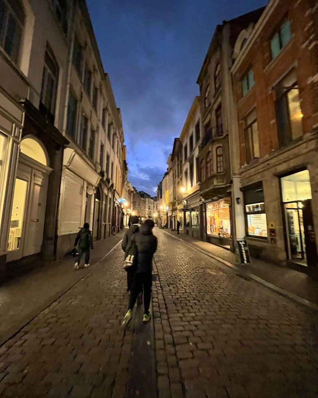 塩見綾乃さんのインスタグラム写真 - (塩見綾乃Instagram)「・ 🇧🇪 IFAM Gent Indoor🇧🇪  2023.1.30〜2.6 2レース目は、怖さが出てしまって攻めることができず、不完全燃焼で終わってしまいました。何もできなかった悔しさと情けなさが残ったレースとなりました。でも、次やるべきことが明確になったレースでもありました💡  ブリュッセル⇄ヘント アート？っていうぐらいレベルの高い落書きが街中から電車にまで🚃 世界遺産グランプラスはいつ見ても綺麗 グランプラスを目印にしがち ムール貝量多すぎ🐚 どこでもセットでフリッツ🍟 しょんべん小僧滞在時間2分？笑 チョコとワッフルのお店のリサーチは抜かりなく🍫🧇 朝食のコーヒーはベルギーが1番美味しかった☕️」2月18日 10時56分 - shioajiiii