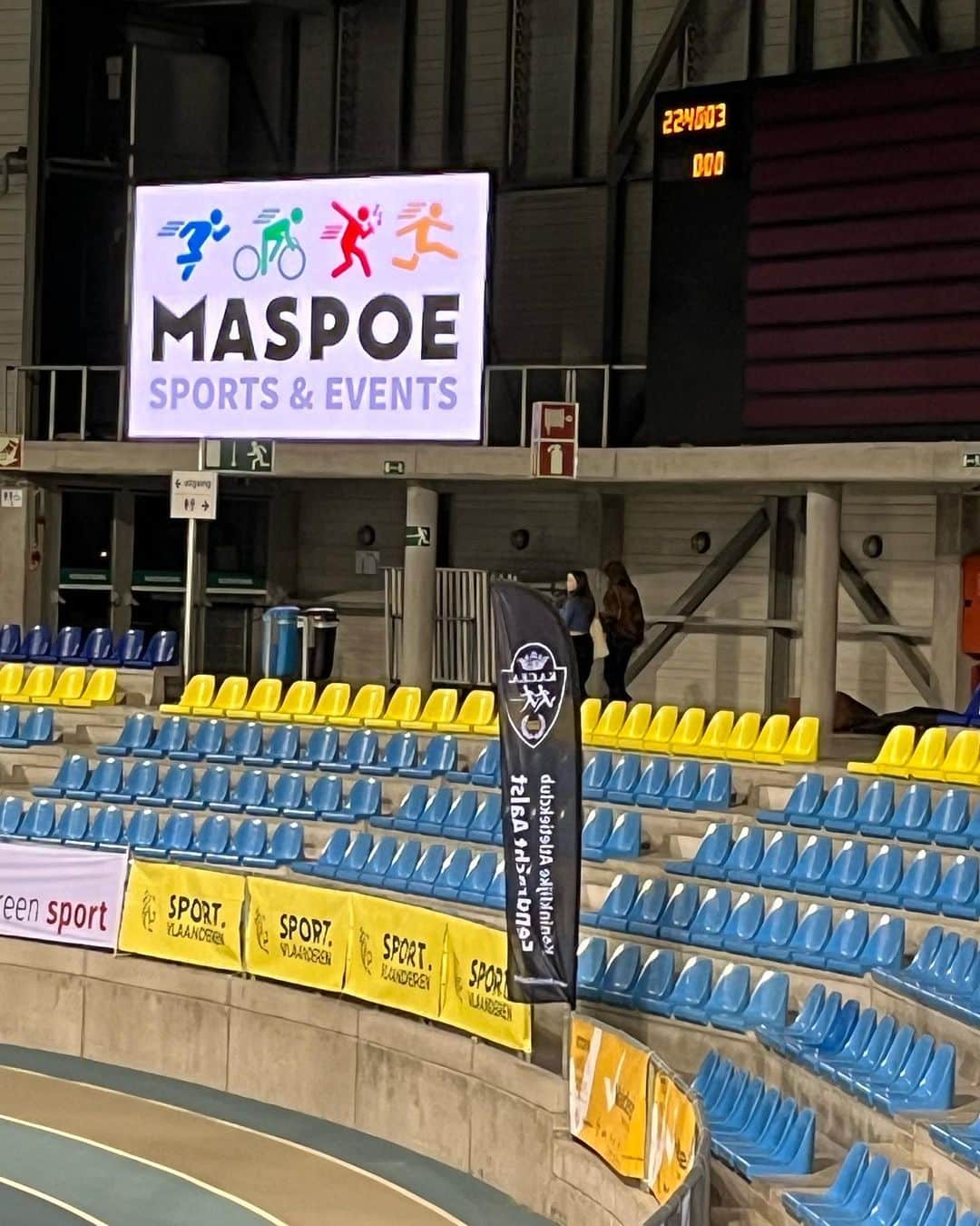 塩見綾乃さんのインスタグラム写真 - (塩見綾乃Instagram)「・ 🇧🇪 IFAM Gent Indoor🇧🇪  2023.1.30〜2.6 2レース目は、怖さが出てしまって攻めることができず、不完全燃焼で終わってしまいました。何もできなかった悔しさと情けなさが残ったレースとなりました。でも、次やるべきことが明確になったレースでもありました💡  ブリュッセル⇄ヘント アート？っていうぐらいレベルの高い落書きが街中から電車にまで🚃 世界遺産グランプラスはいつ見ても綺麗 グランプラスを目印にしがち ムール貝量多すぎ🐚 どこでもセットでフリッツ🍟 しょんべん小僧滞在時間2分？笑 チョコとワッフルのお店のリサーチは抜かりなく🍫🧇 朝食のコーヒーはベルギーが1番美味しかった☕️」2月18日 10時56分 - shioajiiii