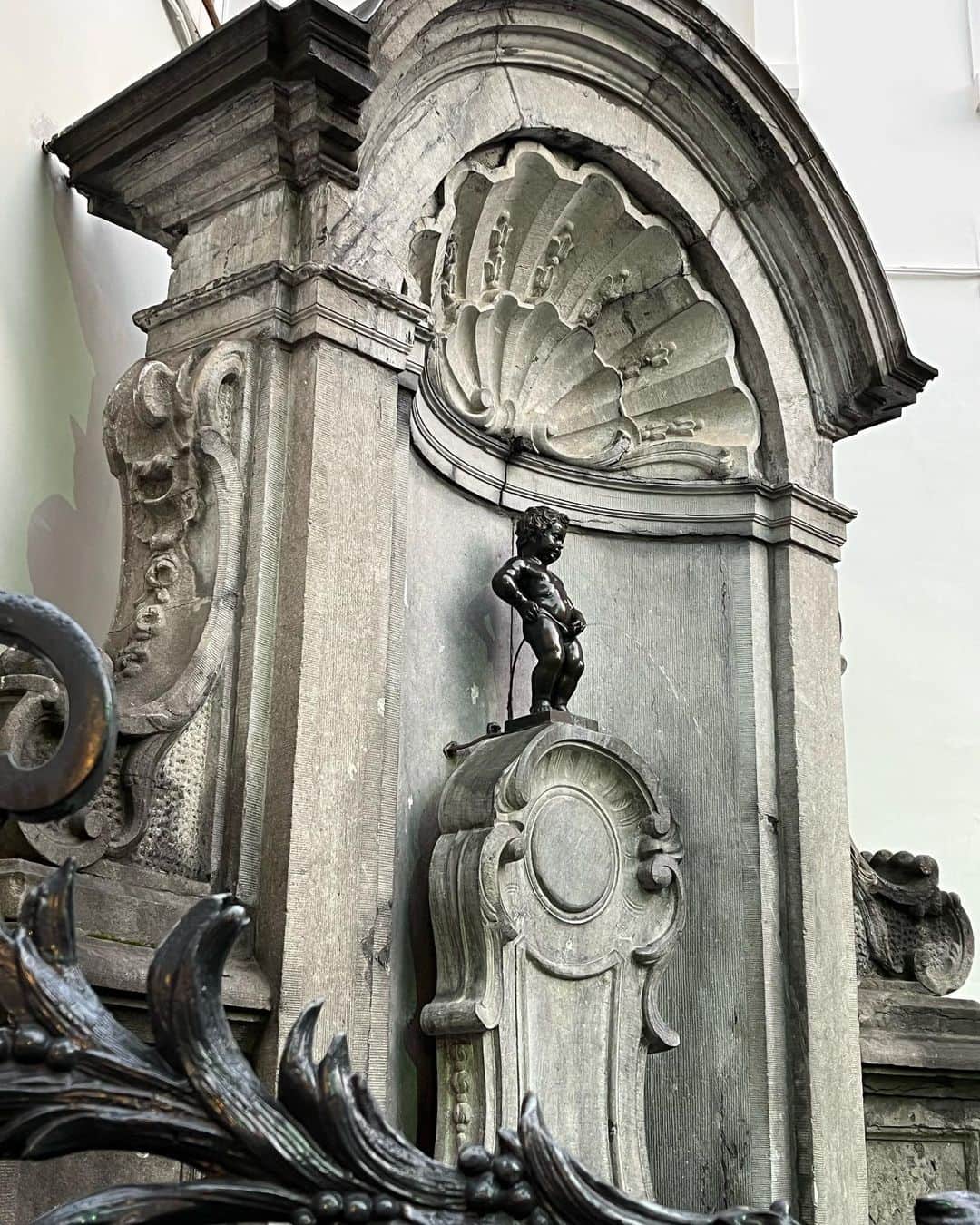 塩見綾乃さんのインスタグラム写真 - (塩見綾乃Instagram)「・ 🇧🇪 IFAM Gent Indoor🇧🇪  2023.1.30〜2.6 2レース目は、怖さが出てしまって攻めることができず、不完全燃焼で終わってしまいました。何もできなかった悔しさと情けなさが残ったレースとなりました。でも、次やるべきことが明確になったレースでもありました💡  ブリュッセル⇄ヘント アート？っていうぐらいレベルの高い落書きが街中から電車にまで🚃 世界遺産グランプラスはいつ見ても綺麗 グランプラスを目印にしがち ムール貝量多すぎ🐚 どこでもセットでフリッツ🍟 しょんべん小僧滞在時間2分？笑 チョコとワッフルのお店のリサーチは抜かりなく🍫🧇 朝食のコーヒーはベルギーが1番美味しかった☕️」2月18日 10時56分 - shioajiiii