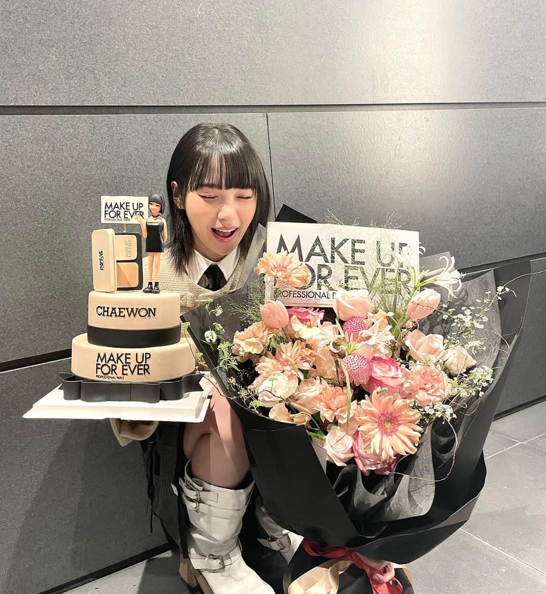 キム・チェウォンのインスタグラム：「메이크업포에버와 함께하는 모습 기대해주세요 🖤」