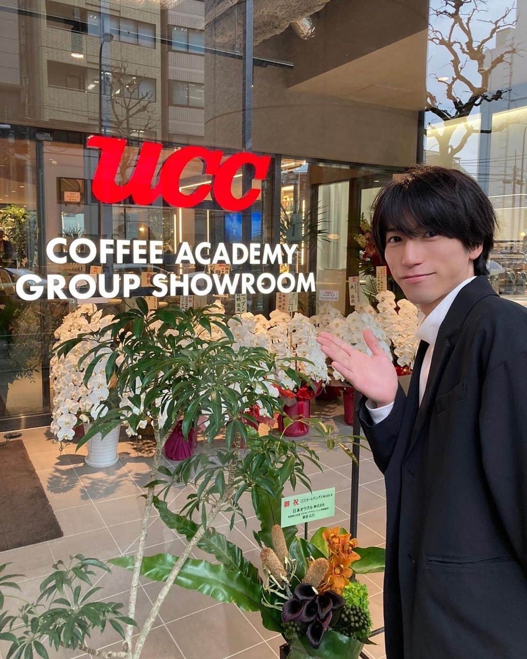 奥谷知弘のインスタグラム：「. . . UCCコーヒーアカデミー東京校が移転されたという事でご挨拶しにお邪魔してきました☕️  椅子やテーブルなど置いてある物一つ一つにこだわりの詰まった青山の新東京校。 更に洗練された設備がたくさんありまるで博物館を見学している気分でした✨  個人的に 廃材を再利用したオシャレなテーブル 全面ガラス張りの実験室のようなラボ そしてセミナーなどでも使わせていただいていたLA MARZOCCOのエスプレッソマシンの側面がマットな質感のUCCオリジナルデザインになっていて惚れ惚れしました👀  新オフィス、新アカデミーになると先生方も受講生もきっとワクワクでしょうね😆 . . . #UCC #UCCコーヒー #UCCコーヒーアカデミー  #UCCコーヒーアカデミー東京校  #UCCコーヒープロフェッショナル #lamarzocco  #coffee #コーヒー #珈琲 #coffeetime #coffeeshop  #奥谷知弘」