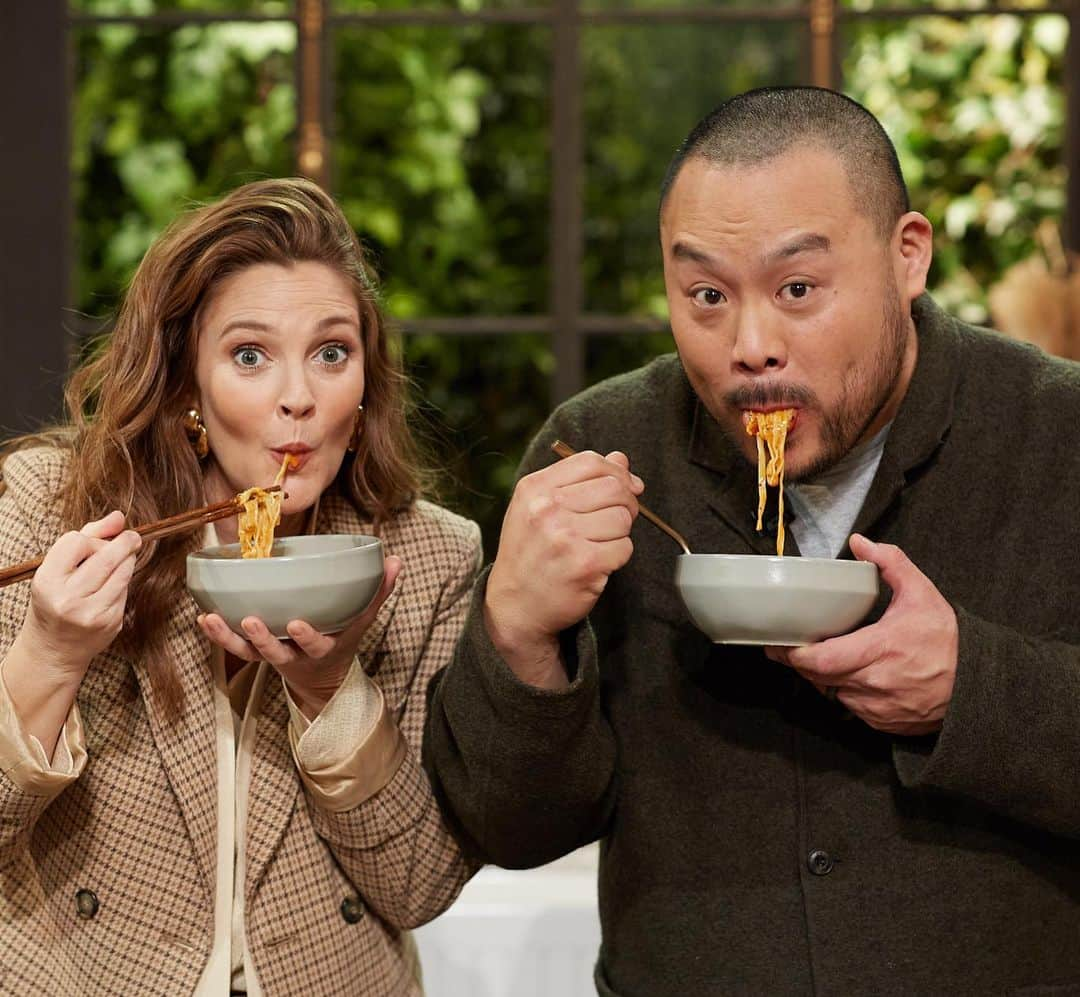 デイビット・チャンさんのインスタグラム写真 - (デイビット・チャンInstagram)「Always so much fun on the @thedrewbarrymoreshow…made a vegetable stir-fry and the chili crunch carbonara with @momofukugoods air dried noodles   🙏 @drewbarrymore」2月18日 11時07分 - davidchang