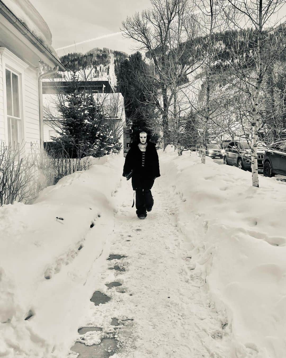 スカイラー・グレイさんのインスタグラム写真 - (スカイラー・グレイInstagram)「Like a vampire on a snowy hill in the wintertime… #aspen @thesnowlodgeaspen」2月18日 11時09分 - skylargrey