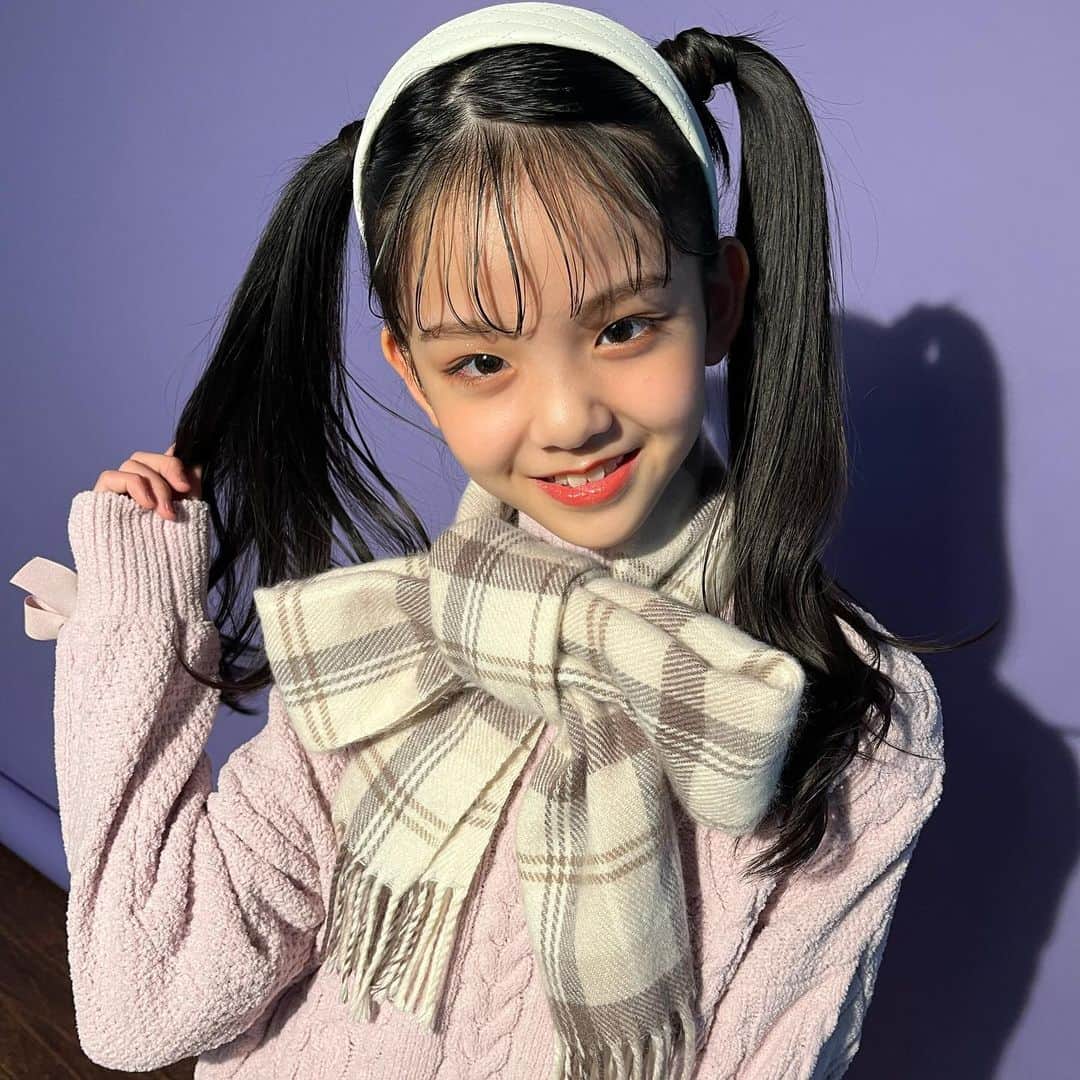 ニコ☆プチのインスタグラム：「💗💗💗  リボン巻きがお似合いすぎるリサを激写📸🎀  2月号ではかわいいマフラーの巻き方を たくさん紹介してるから、みんなもマネしてみてね🧣🥰  #ニコプチ #ニコプチモデル #プチモ #山腰理紗  #js4 #マフラー #リボン巻き」