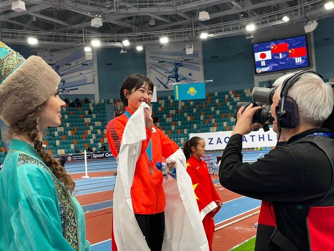 塩見綾乃さんのインスタグラム写真 - (塩見綾乃Instagram)「・ 🇰🇿10th Asian indoor athletics championships Astana 2023🇰🇿  2023.2.7〜13 3レース目は、本命となるアジア室内でのレースでした。タイムは満足のいく結果ではなかったですが、2レースの経験を活かすことができたので良かったです！久々のチームJAPAN楽しかったです🇯🇵また、帰ってこれるように頑張ります🔥  記念すべき10カ国目がアスタナでした🇰🇿👏 18時間のトランジットもいれたらイスタンブールで11カ国目🇹🇷 -20℃の世界☃️ ぶらぶら散歩とか気軽に行くもんじゃない ボランティアのみなさん優しすぎた 酸欠なって倒れてたら大会側からめっちゃ心配される(ストックホルムでも笑いつものことですすみません笑) すごいメンバーでTikTok撮ったのも思い出🤳 日本選手団みんないい人🫶 磁石よりバッジ派です📛  完！沢山の応援ありがとうございました🌻」2月18日 11時21分 - shioajiiii