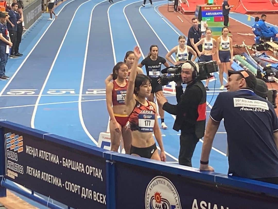 塩見綾乃さんのインスタグラム写真 - (塩見綾乃Instagram)「・ 🇰🇿10th Asian indoor athletics championships Astana 2023🇰🇿  2023.2.7〜13 3レース目は、本命となるアジア室内でのレースでした。タイムは満足のいく結果ではなかったですが、2レースの経験を活かすことができたので良かったです！久々のチームJAPAN楽しかったです🇯🇵また、帰ってこれるように頑張ります🔥  記念すべき10カ国目がアスタナでした🇰🇿👏 18時間のトランジットもいれたらイスタンブールで11カ国目🇹🇷 -20℃の世界☃️ ぶらぶら散歩とか気軽に行くもんじゃない ボランティアのみなさん優しすぎた 酸欠なって倒れてたら大会側からめっちゃ心配される(ストックホルムでも笑いつものことですすみません笑) すごいメンバーでTikTok撮ったのも思い出🤳 日本選手団みんないい人🫶 磁石よりバッジ派です📛  完！沢山の応援ありがとうございました🌻」2月18日 11時21分 - shioajiiii