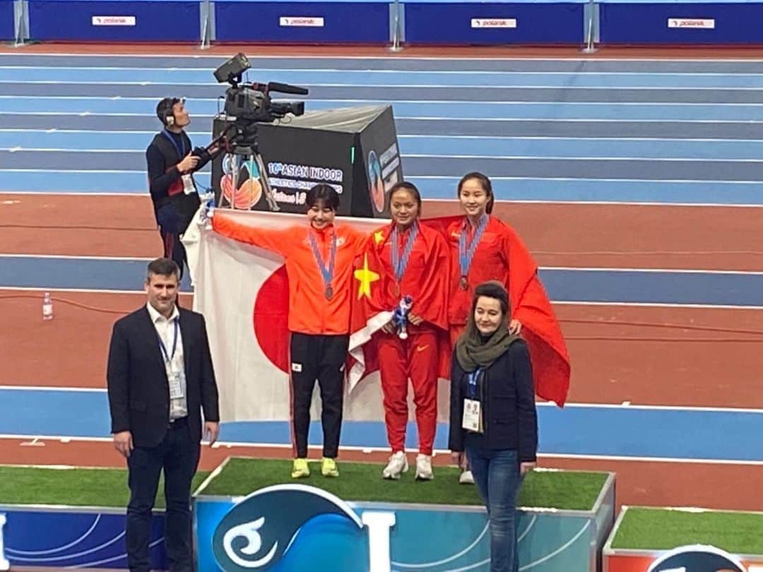 塩見綾乃さんのインスタグラム写真 - (塩見綾乃Instagram)「・ 🇰🇿10th Asian indoor athletics championships Astana 2023🇰🇿  2023.2.7〜13 3レース目は、本命となるアジア室内でのレースでした。タイムは満足のいく結果ではなかったですが、2レースの経験を活かすことができたので良かったです！久々のチームJAPAN楽しかったです🇯🇵また、帰ってこれるように頑張ります🔥  記念すべき10カ国目がアスタナでした🇰🇿👏 18時間のトランジットもいれたらイスタンブールで11カ国目🇹🇷 -20℃の世界☃️ ぶらぶら散歩とか気軽に行くもんじゃない ボランティアのみなさん優しすぎた 酸欠なって倒れてたら大会側からめっちゃ心配される(ストックホルムでも笑いつものことですすみません笑) すごいメンバーでTikTok撮ったのも思い出🤳 日本選手団みんないい人🫶 磁石よりバッジ派です📛  完！沢山の応援ありがとうございました🌻」2月18日 11時21分 - shioajiiii