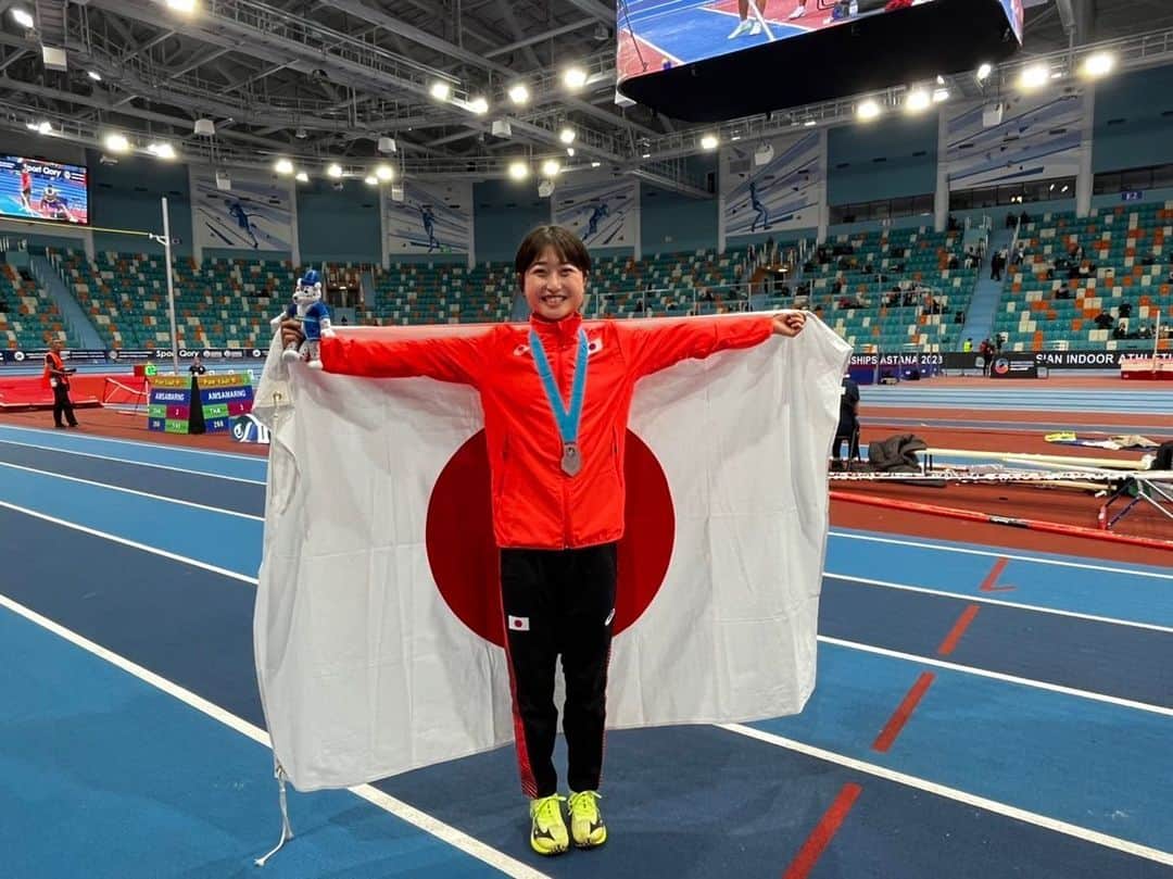 塩見綾乃さんのインスタグラム写真 - (塩見綾乃Instagram)「・ 🇰🇿10th Asian indoor athletics championships Astana 2023🇰🇿  2023.2.7〜13 3レース目は、本命となるアジア室内でのレースでした。タイムは満足のいく結果ではなかったですが、2レースの経験を活かすことができたので良かったです！久々のチームJAPAN楽しかったです🇯🇵また、帰ってこれるように頑張ります🔥  記念すべき10カ国目がアスタナでした🇰🇿👏 18時間のトランジットもいれたらイスタンブールで11カ国目🇹🇷 -20℃の世界☃️ ぶらぶら散歩とか気軽に行くもんじゃない ボランティアのみなさん優しすぎた 酸欠なって倒れてたら大会側からめっちゃ心配される(ストックホルムでも笑いつものことですすみません笑) すごいメンバーでTikTok撮ったのも思い出🤳 日本選手団みんないい人🫶 磁石よりバッジ派です📛  完！沢山の応援ありがとうございました🌻」2月18日 11時21分 - shioajiiii