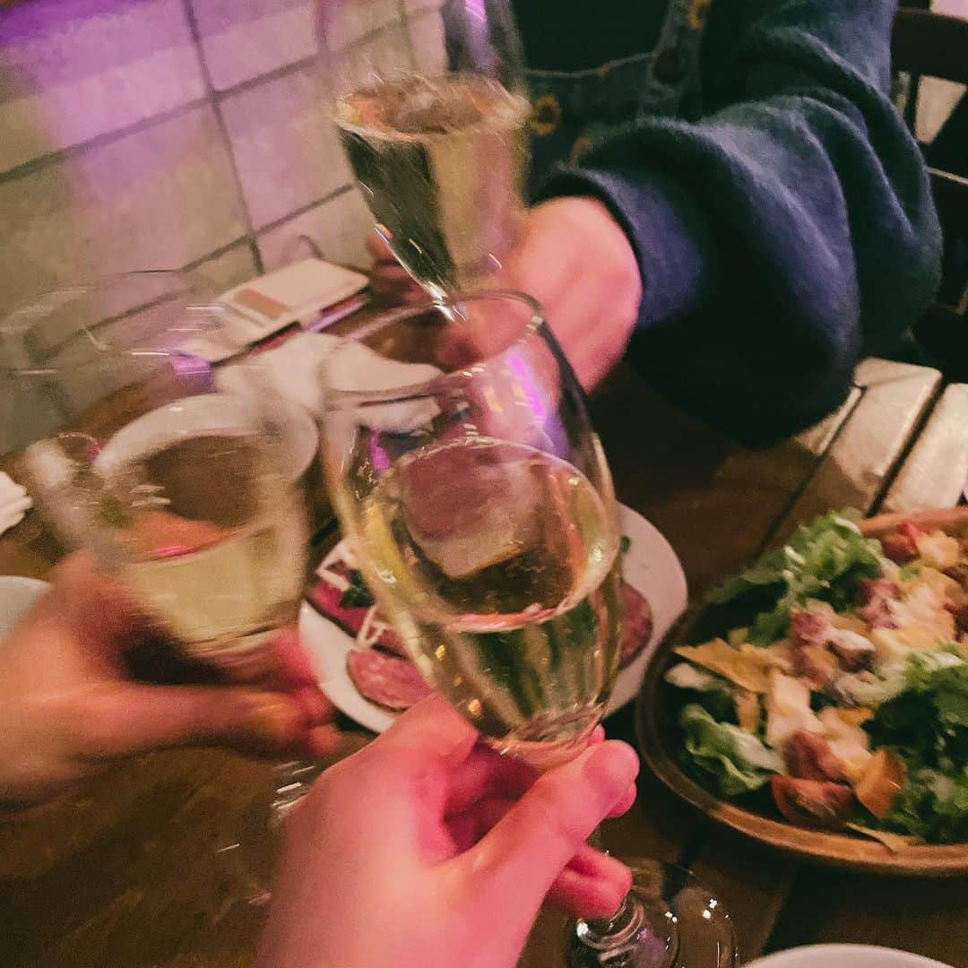 千菅春香のインスタグラム：「日野さんとまこさんとごはん食べてたら、日野さんが1月生まれのまこさんと私にサプライズしてくれたの！  なんと、ゆっきーと涼ちゃんのキャラプレート！  わ〜化粧してればよかった、って思ったけど、一日はたらいたのを涼ちゃんに労ってもらってるようにも感じてきて、ぐっときちゃったね〜  日野さんまこさんありがとう🫶」