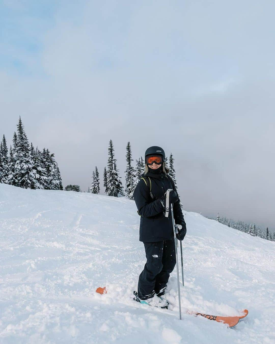 マデリーン・エドワーズのインスタグラム：「Nothing like a boys trip!!! ⛷️ (Photos by @tskrlj & pow by Mother Nature)」