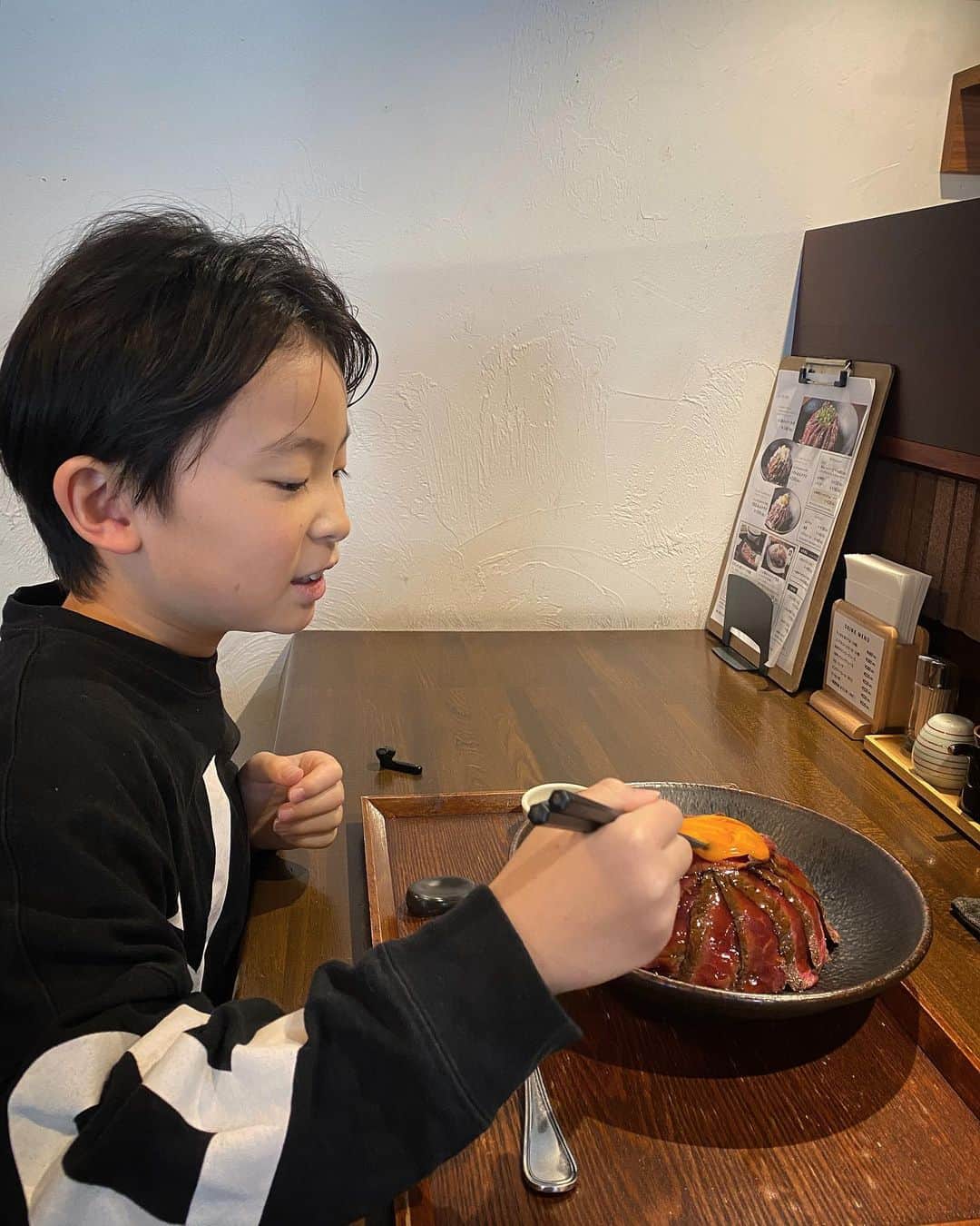 rats1316のインスタグラム：「・ 肉好きでジョジョ好きな長男とおでかけ👩🏻👦🏻  くに美のステーキ丼🥩想像の斜め上すぎて美味しすぎてお腹も心も満たされたねぇ〜なんて長男と話しながら幸せなひと時だった🫶🏼  岸辺露伴展 ジョジョでは断トツ岸辺露伴が好きで、高橋一生も大好きでという私徳でしかない展示🤞🏽 入場料無料にびっくり。私も一生にヘブンズ・ドアーって言われたい🫠 一生が着用してた衣装、触るのはもちろんダメだから極限まで近づいて匂い嗅いでた時の息子の顔を忘れない😇 ・ ・ ・ #くに美#岸辺露伴#岸辺露伴は動かない展#札幌ママ#北海道ママ#三兄弟ママ」