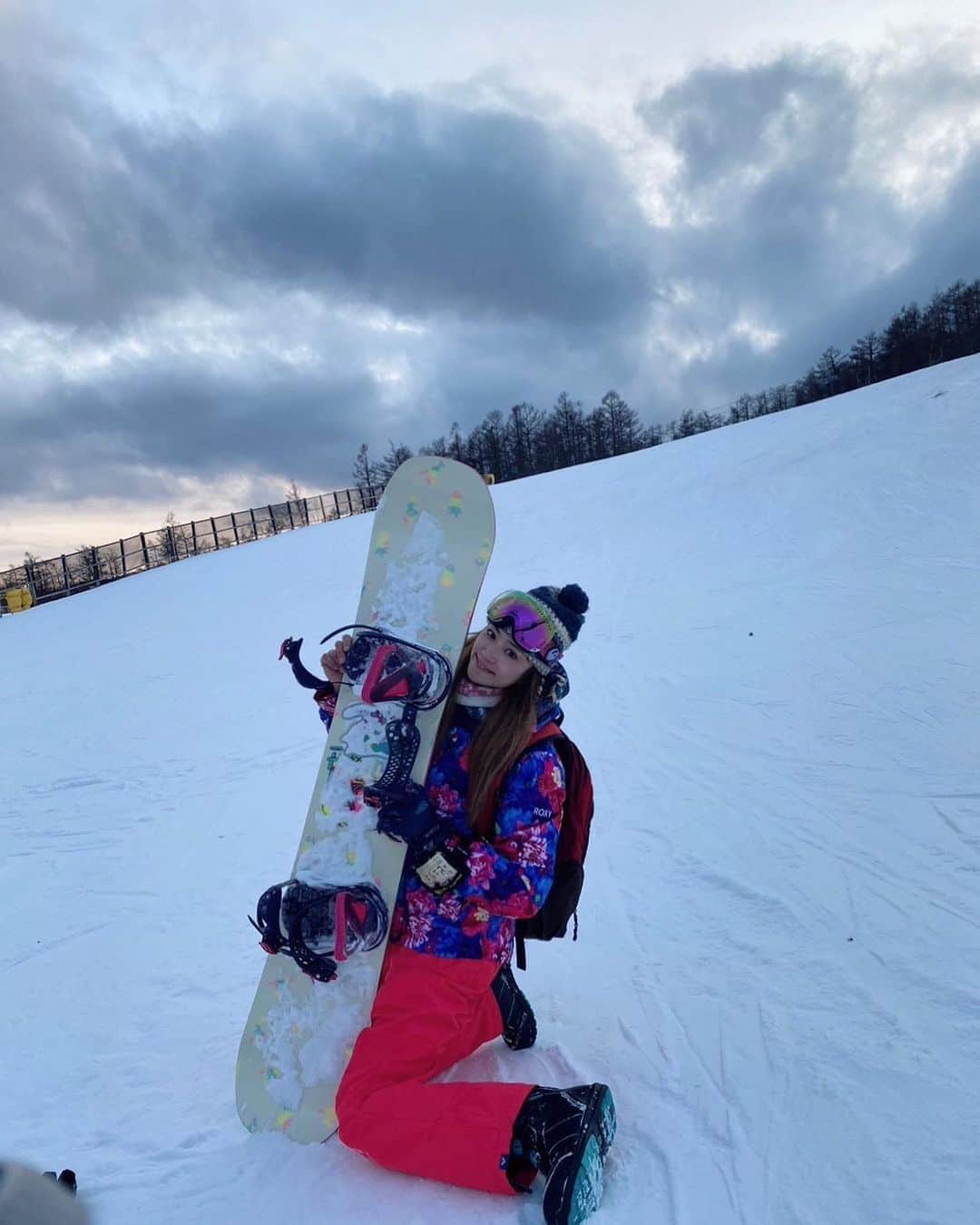 葵ゆりかさんのインスタグラム写真 - (葵ゆりかInstagram)「子連れ犬連れにおすすめのスキー場⛷✨  栃木県那須郡にある #マウントジーンズ那須 ⛄️  レストランでわんこと一緒に休憩できちゃうスキー場は、なかなかないんじゃないかなと思います🐶❤️  ゴンドラで山頂にあがると、ドッグランとキッズパークがあるので、子供もわんこもどっちも楽しめます👦🏻🐶  キッズパークには室内の休憩所もあるようで、赤ちゃんも連れも安心👶✨  とっても過ごしやすいスキー場です💕  去年までは、リフト券必要かなー？ってくらいしか滑れなかった息子が、すっかりゴンドラで頂上から降りて来れるようになって、成長の早さに驚きの母です🫣  #ゲレンデ　#那須　#スキー場　#スノーボード　#🏂　#スノボ　#子連れ　#子連れスポット　#子供とお出かけ #mama #2kidsmama #赤ちゃん　#赤ちゃんとお出かけ　#babygirl #baby #あかちゃんのいる生活 #赤ちゃん連れ旅行 #男の子ママ　#女の子ママ #わんことお出かけ　#わんこOK #犬OK #犬連れ　#犬バカ部　#わんこ部　#ドッグラン」2月18日 11時57分 - yuriyuricchi