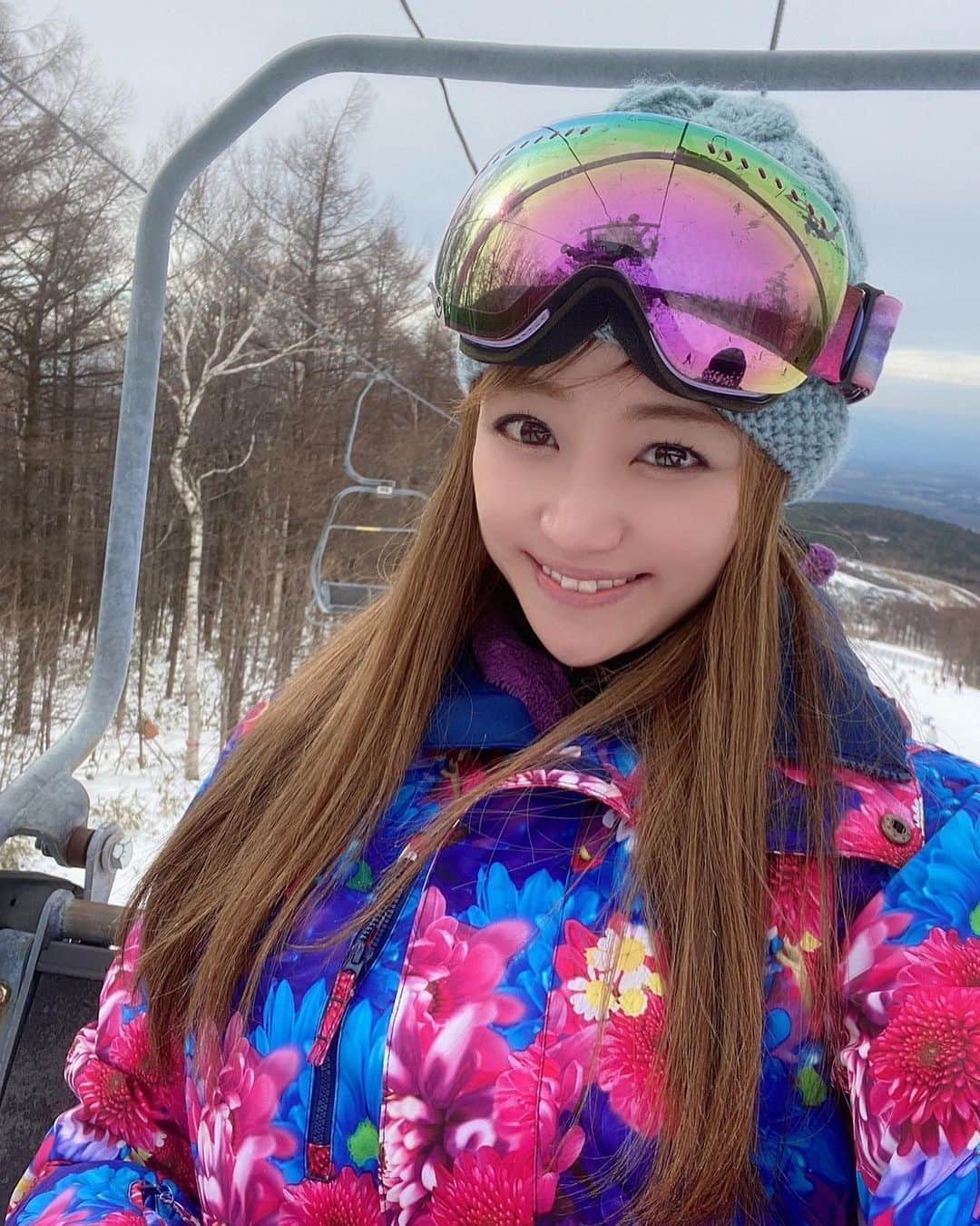 葵ゆりかのインスタグラム：「子連れ犬連れにおすすめのスキー場⛷✨  栃木県那須郡にある #マウントジーンズ那須 ⛄️  レストランでわんこと一緒に休憩できちゃうスキー場は、なかなかないんじゃないかなと思います🐶❤️  ゴンドラで山頂にあがると、ドッグランとキッズパークがあるので、子供もわんこもどっちも楽しめます👦🏻🐶  キッズパークには室内の休憩所もあるようで、赤ちゃんも連れも安心👶✨  とっても過ごしやすいスキー場です💕  去年までは、リフト券必要かなー？ってくらいしか滑れなかった息子が、すっかりゴンドラで頂上から降りて来れるようになって、成長の早さに驚きの母です🫣  #ゲレンデ　#那須　#スキー場　#スノーボード　#🏂　#スノボ　#子連れ　#子連れスポット　#子供とお出かけ #mama #2kidsmama #赤ちゃん　#赤ちゃんとお出かけ　#babygirl #baby #あかちゃんのいる生活 #赤ちゃん連れ旅行 #男の子ママ　#女の子ママ #わんことお出かけ　#わんこOK #犬OK #犬連れ　#犬バカ部　#わんこ部　#ドッグラン」