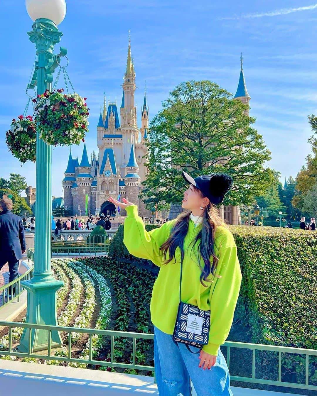 サブのインスタグラム：「TDL🐀  朝から晩まで、遊び尽くした❣️  #TDL #ディズニーランド  #ディズニーコーデ  #ミッキーキャップ #ミッキーコーデ  じゃなくて本当は #リトルグリーンメン  #緑 #緑ネイル  #大人の休日 #大人のディズニー #シンデレラ城 #TDKと間違える人と繋がりたい　笑」