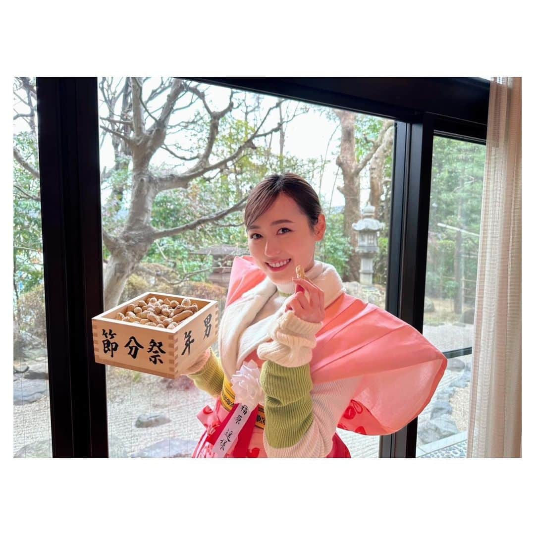 福原遥のインスタグラム：「. 2/3に成田山不動尊(大阪府寝屋川)で「#舞いあがれ!」から #古舘寛治 さん #赤楚衛二 さんと3人で豆をまかせていただきました☺︎  成田山では『不動明王の前では鬼も改心する』との事で『鬼は外』は言わずに『福は内』と言い豆まきをするそうです！  朝早くから本当にたくさんの方が足を運んで下さり、皆様優しく声をかけて下さり、とても嬉しかったです！ 貴重な経験をさせていただき、感謝致します！ 今年も皆様にとって素敵な一年になりますように✨  #成田山不動尊 #豆まき #福はうち #落花生 #手袋が落花生色に変色しました #皆様に福が来ますように」