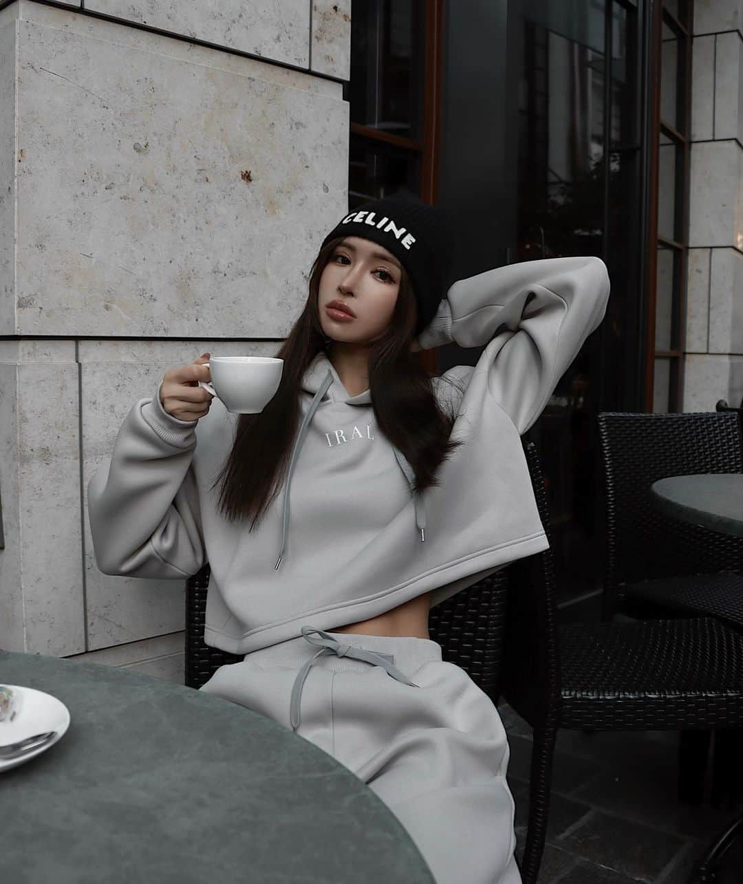 小原優花のインスタグラム：「𝐖𝐞𝐞𝐤𝐞𝐧𝐝🖤☕️  IRALの新しいセットアップがお気に入りすぎてまだサンプルだけどいっぱい愛用中👟🥺♡ シンプルだから際立つ国産の高級な生地感がすばらしい👏🏻🪡  こちらのセットアップは2/24〜受注開始となります🥰 受注期間は短めで早めに生産開始となりますので、ぜひ24日オンラインストアをチェックしていただけましたら幸いです🙏🏻💕💕  @iral_official   #iral #アイラル #athleisure #athleisurewear #madeinjapan」