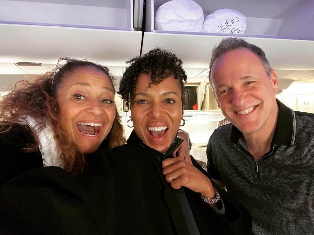 のインスタグラム：「Chance plane meeting #scandalfam style! Love these two! @kerrywashington @therealdebbieallen」