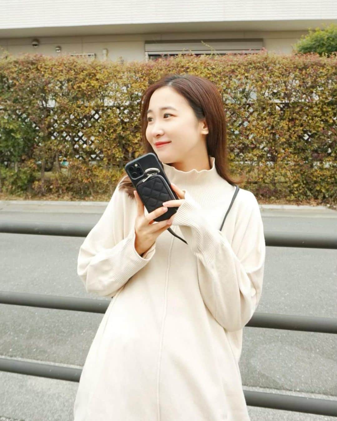 吉田友利恵のインスタグラム：「可愛いiPhoneケースをゲットしました📱🤍 感動するくらい便利だから文が少し長くなってます！(笑)  スマホケース探してる人はまず見て欲しい🥹 かなーーりおぬぬめすぎるから！！！  @hinahina.official.ec さんのケースなのだけれど、 まず見た目が可愛くてどんなお洋服にも合わせやすい🥰  そして可愛いだけじゃなくすんごく便利なんだけど、３枚目４枚目見て欲しい！ ポーチは取り外し可能で、ボタン片方ずつ外すだけで携帯を縦置きにも横置きにも出来るの🥹🤍 最近ハリーポッターシリーズ全部見返してるから見やすくなって嬉しい🫶  紐も長さ調節できるし、これがあったら良いなが全てつまってて感動した😭  ちなみに上のリングはスマホリングにもなるよ🥹 電話の時とかに凄くフィットして良いー！  これから沢山お世話になります🫶  #hinahina #スマホケース #便利スマホショルダー」