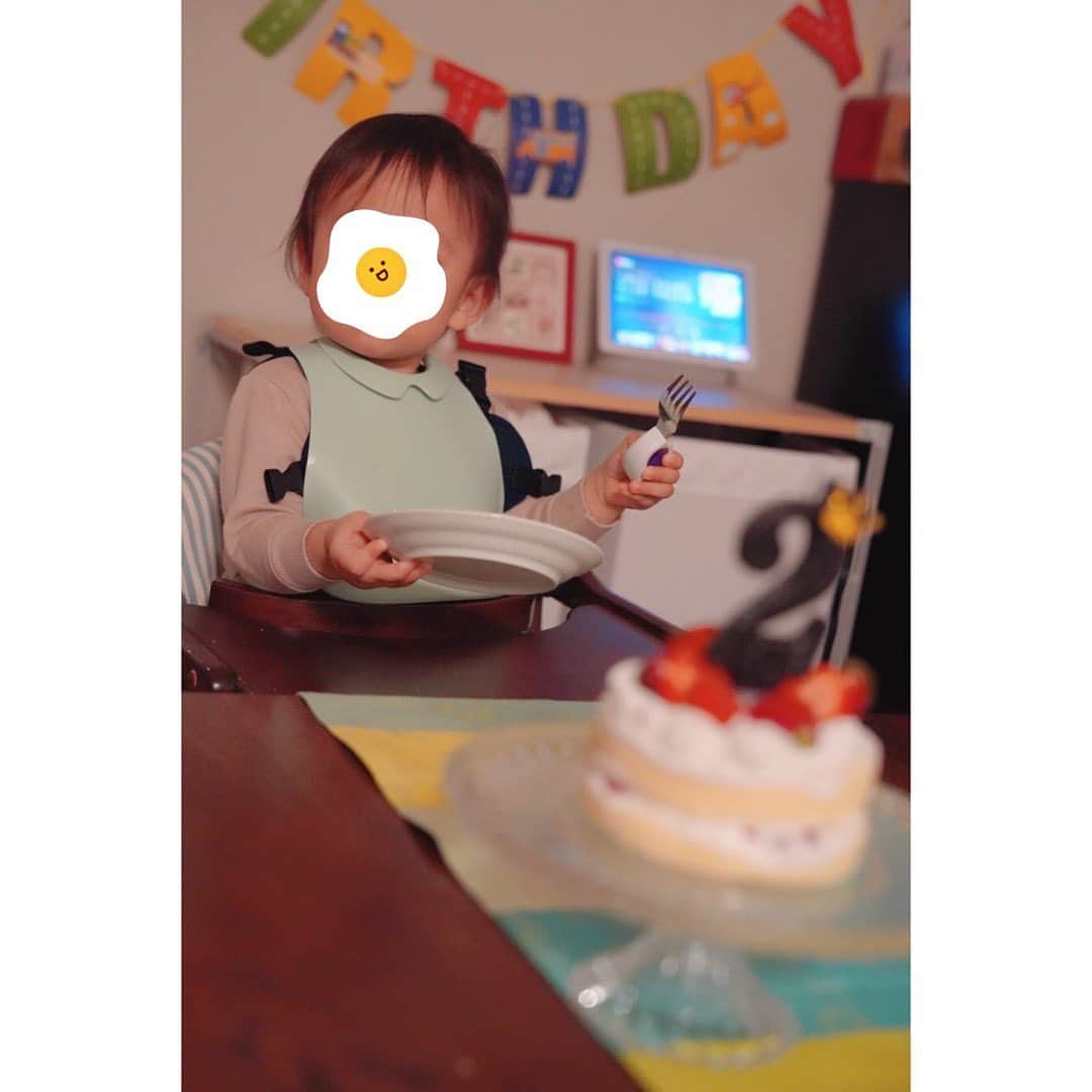 伊藤弘美のインスタグラム：「☺︎ ⁡ もう先月のことですが、息子が2歳になりました🎉 ⁡ ちょっぴり小さく産まれて最初は心配したけれど 元気に成長してくれて感謝💙 ⁡ 最近は車好きが加速して「キャリパー」とか マニアックなことを言ったり、 いろんな車の名前を覚えて 私よりも詳しくなっています🫢🚗 ⁡ そんな彼はベビーカーを引っ張りながらのお散歩に 絶賛ハマり中！ 危ないので娘は抱っこ紐で。 誰も乗っていないベビーカーのタイヤ🛞が クルクル回るのを見ながら歩きたいようです💡 ところが上手く動かせなかったりすると大号泣で大騒ぎ🤣 さらに私が手伝うと癇癪を起こして感情が大爆発🤣🤣🤣 ⁡ 家までの道のりが、 果てしなく遠く感じることもしばしばですが🫠 自我が芽生えて成長している証拠…ですよね？！🌱✨  本人なりのこだわりがあるようなので できる限り尊重して、仏の心で見守るのが 最近の私のテーマです🫡🤍 ⁡ ⁡ #男の子ママ　#育児 ほぼ#2歳差育児　#2歳のお誕生日 #happybirthday これが#イヤイヤ期 かな？」