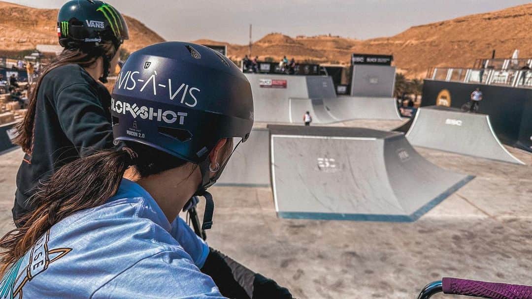 大池水杜のインスタグラム：「Qualifying 8th place passed! Final is today! I made it to the finals with @nelly_bmx  And she is 2nd🔥 awesome 🙌🏼 I'm really happy with this!  For many years, I've been traveling all over the world as a single Japanese woman, but now Nene is with me.  I'm really happy from the bottom of my heart.  I'm going to do my best today!  やっと決勝に戻って来れた！予選8位だった！前回の失敗をまずはしっかりとクリアできた。 そして何より、攻めまくったネネが2位！それが一番嬉しい！彼女も前回かなり悔しい思いがあるからほんとカッコよかった！決勝のリストに日本人の名前が2つもある。長い間、ずっと日本の女子はうちだけだったから、ネネが参戦してくれるようになっただけでも嬉しいのに、やっと一緒に決勝上がれた！本当に本当に嬉しい！ さぁ、今日は思いっきり楽しんでぶちかまします🔥　ここ最近、全然眠れてなかったけど今日はびっくりするくらい寝れた！よっしゃー！やったんでぃ🔥🔥🔥  @visavis_jp #slopeshot #VANS #bern #タウン情報おかやま #ライト電業 #bmx #bmxgirl #bmxfreestyle #bmxwomen #saudiarabia #サウジアラビア #diriyah #riyadh #リヤド @ucibmxfreestyle @fiseworld @diriyahurbanfestival_official」