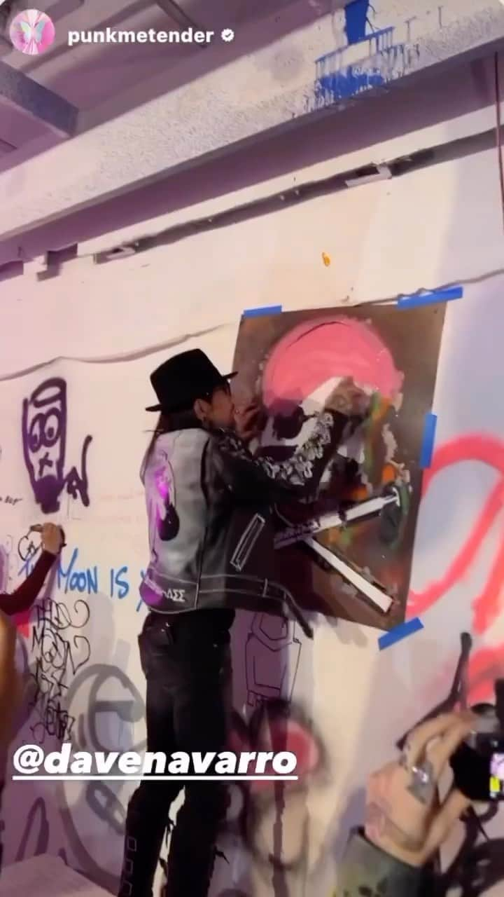 デイヴ・ナヴァロのインスタグラム：「At the @punkmetender “The Moon Is Yours” group show painting on a community canvass.」