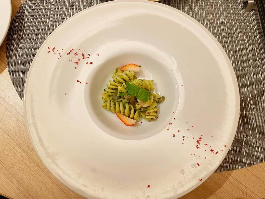 蜷川べにのインスタグラム：「14日連続ライブ終わりまして 本日は移動休みなので、 おひとり様おホテルのスイーツビュッフェボーナスしてきました○┓ てことで明日神戸よろしくね(´・ω・｀).•♬」