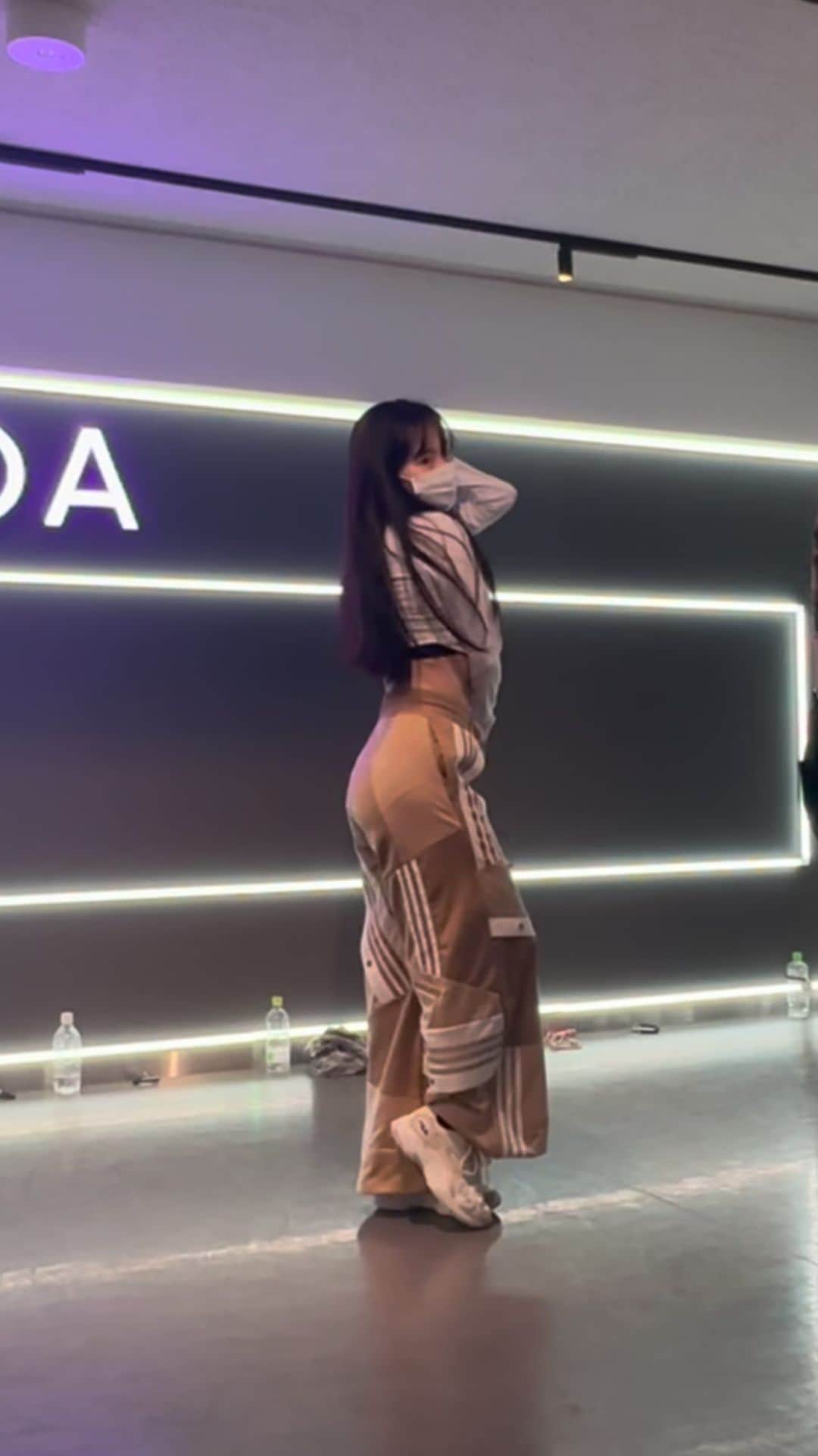 一岡杏奈のインスタグラム：「体調を少し崩してて、病み上がりダンスだったんだけど 踊るとリフレッシュできるし、新たな課題が見つかってやっぱり楽しい！！  そろそろレッスン着を新調したいな〜と思いました✌️  #dance #lesson #marina #adidas #adidasoriginals #fyp #anna #secretsystem」