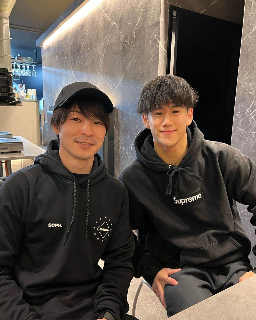 橋本大輝のインスタグラム：「. 航平さんと初めてご飯行ってきました。  貴重な話の中にも勉強になることがたくさんあり、良い時間になりました。  航平さんご馳走様でした！  #内村航平 #体操クソ馬鹿野郎らしい #体操と言ったらこの方 #カフェオレが大好き #それよりも体操が大好き #2人合わせて五輪3連覇 #2人とも真っ黒 #realchampion #olympicchampion  #wordchampion」