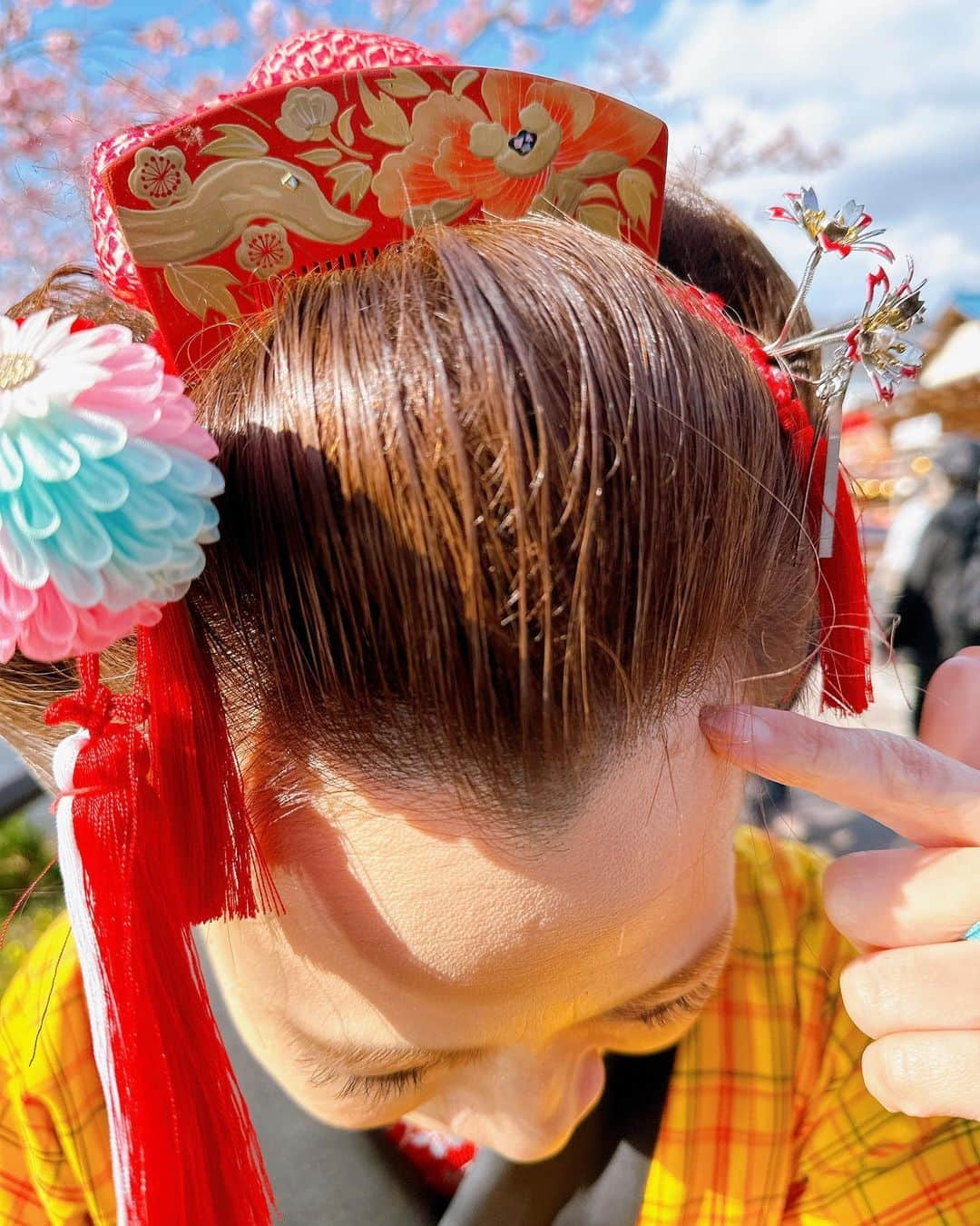 永見佳織さんのインスタグラム写真 - (永見佳織Instagram)「🌸河津桜まつり開催中🌸  河津桜、見頃です。  そして 初の“伊豆の踊り子”に 初の“富士額”披露です。  おでこ…広いんです…😭  河津桜まつりは3/5まで。 18:00-21:00は桜ライトアップもしています。 夜は寒いので気をつけて下さいねぇ。 ちなみに2/17現在 河津川沿いは 4分咲き 原木は 満開です。  詳しくは開花情報テレフォンサービス 0558-34-1560まで。 #桜 #河津桜 #河津桜まつり #伊豆の踊り子 #富士額 #春 #🌸 #学生さん #須藤アナ」2月18日 15時04分 - kaori.nagami