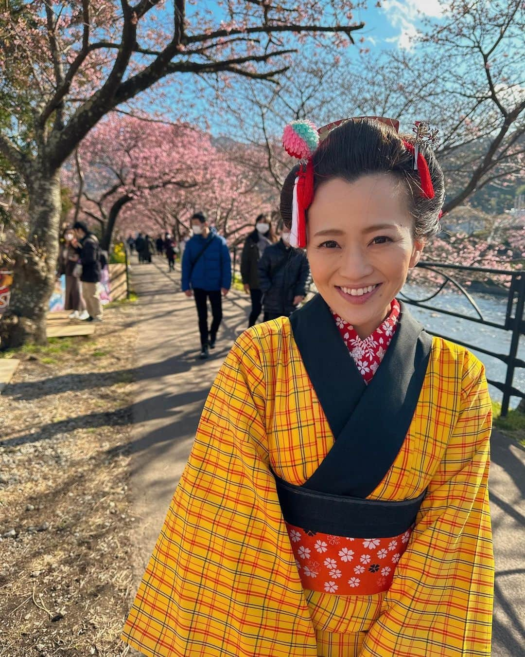 永見佳織さんのインスタグラム写真 - (永見佳織Instagram)「🌸河津桜まつり開催中🌸  河津桜、見頃です。  そして 初の“伊豆の踊り子”に 初の“富士額”披露です。  おでこ…広いんです…😭  河津桜まつりは3/5まで。 18:00-21:00は桜ライトアップもしています。 夜は寒いので気をつけて下さいねぇ。 ちなみに2/17現在 河津川沿いは 4分咲き 原木は 満開です。  詳しくは開花情報テレフォンサービス 0558-34-1560まで。 #桜 #河津桜 #河津桜まつり #伊豆の踊り子 #富士額 #春 #🌸 #学生さん #須藤アナ」2月18日 15時04分 - kaori.nagami