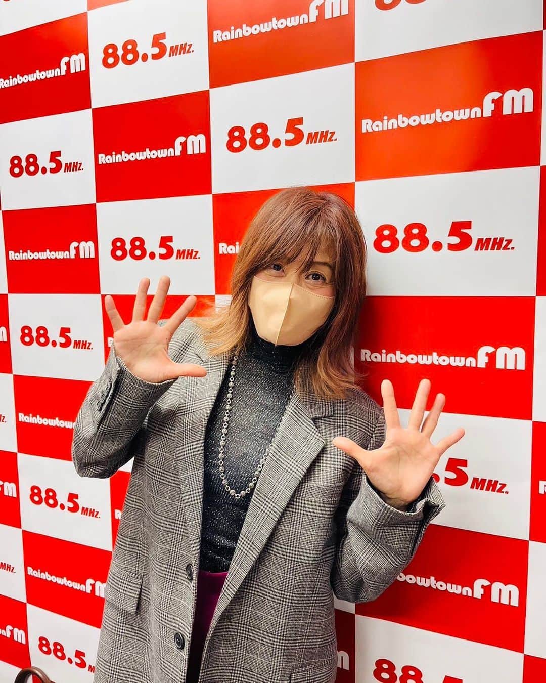 田村直美のインスタグラム：「今日も16時〜 レインボータウンFM EMOTIONAL BEAT 田村直美の好きで何が悪い⁈  テーマは 「20歳(ハタチ)の私に、俺に、言っておきたいこと」です　info@885fm.jp  メッセージ待ってます🌸✨✨ tweetくれたメッセージ　いいじゃぁん！って言いながら見てます インスタやFBも送ってくれてokです」