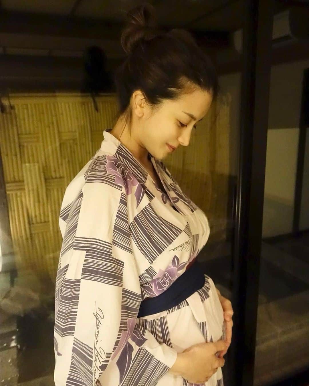 miiのインスタグラム：「7ヶ月にしては大きめなおなか😂💦💕 顔、全身むちむちで写真で正面向けません😮‍💨 つわりも少しは落ち着いて、家族みんなで温泉楽しめました♡ 毎日支えてくれているだんなさんと家族に感謝✨  #マタニティライフ#マタニティ記録#マタニティフォト#ぷんにーらいふ#24w#24週#妊娠7ヶ月」