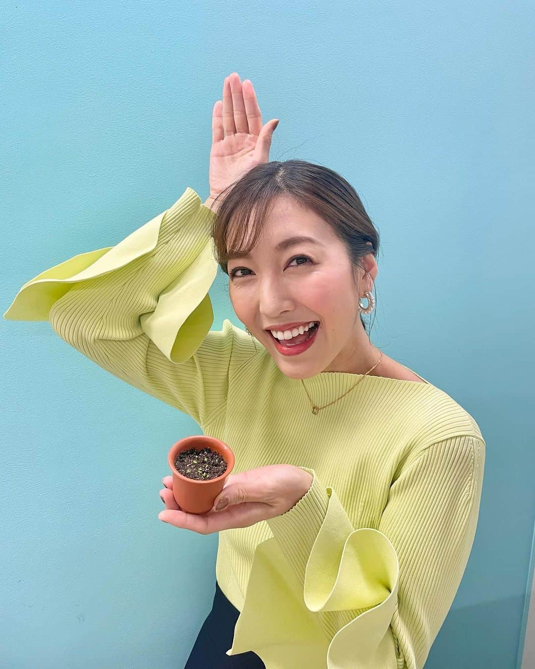 フジテレビアナウンサーのインスタグラム：「小室瑛莉子です。 モニラリアすくすく成長中👶  小澤アナも 「9匹出てきました🐰🌱 それぞれどんな成長をするか楽しみ♡」と期待感たっぷり！  大きくなぁれ！  #モニラリア成長日記 #モニラリア」