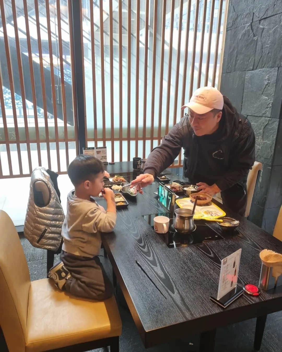 ミン・ヨンウォンのインスタグラム：「한입만더~~~~😆 진짜 지극 정성과 사랑으로 키우는 민서.. 엄빠가 늙어도 이렇게 최선을 다한다 기억해라 사랑한다~~💖💖💖 (특히 엄마는 밤낮으로 민서야 알겠지 )  고된 주말 육아를 대비해 ... #몸보신 #폭풍흡입 #사진또깜빡  젤맛있고 젤좋아하는 #맛집  #현해복집 #젤맛있어 #최고    #키즈모델 #어린이모델 #kidmodel #아들맘 #47개월 #아들맘 #육아맘 #육아대디 #주말육아 #오오티디 #일상 #데일리 #파이팅 #벌써힘들다 #daily #babyboy #weekendvibes」