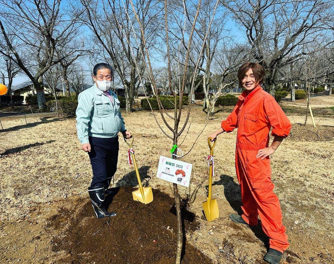 安達勇人さんのインスタグラム写真 - (安達勇人Instagram)「本日は「磯部桜川公園植樹祭2023」でした！！ 桜川市市長の大塚秀喜様と、いばらき大使、さくらがわ応援大使を務めています安達勇人、ご来場いただきましたファンの皆様と桜の木を5本植えさせていただきました！ 毎年桜の木を植えていく10年植樹プロジェクト！ 今後も桜川市をよろしくお願いします！  #植樹祭 #安達勇人 #桜川市　#地方創生」2月19日 2時01分 - yuto_adachi_official