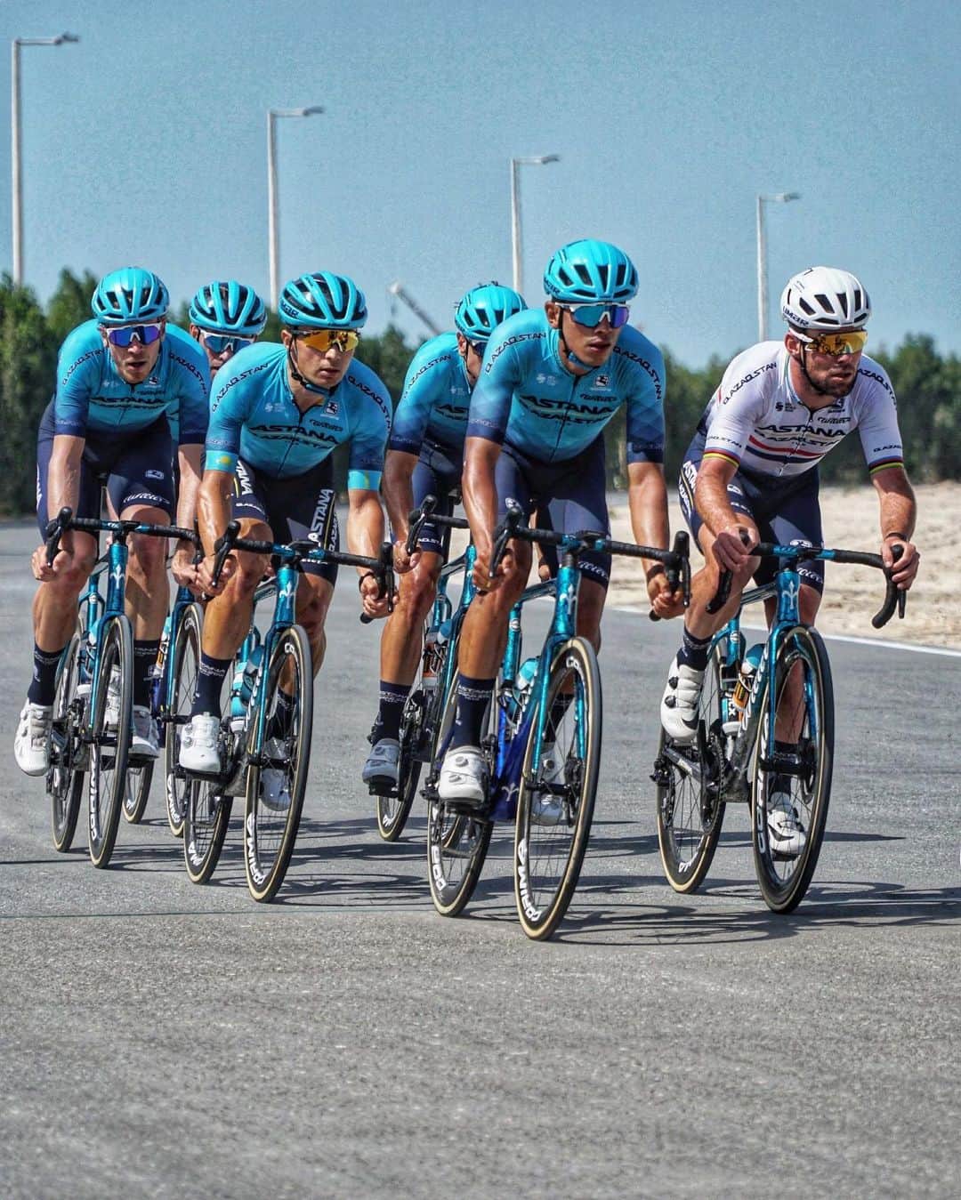 マーク・カヴェンディッシュのインスタグラム：「Ramping it up in Abu Dhabi with my @astanaqazaqstanteam boys ahead of @theuaetourofficial. LOVE IT.」